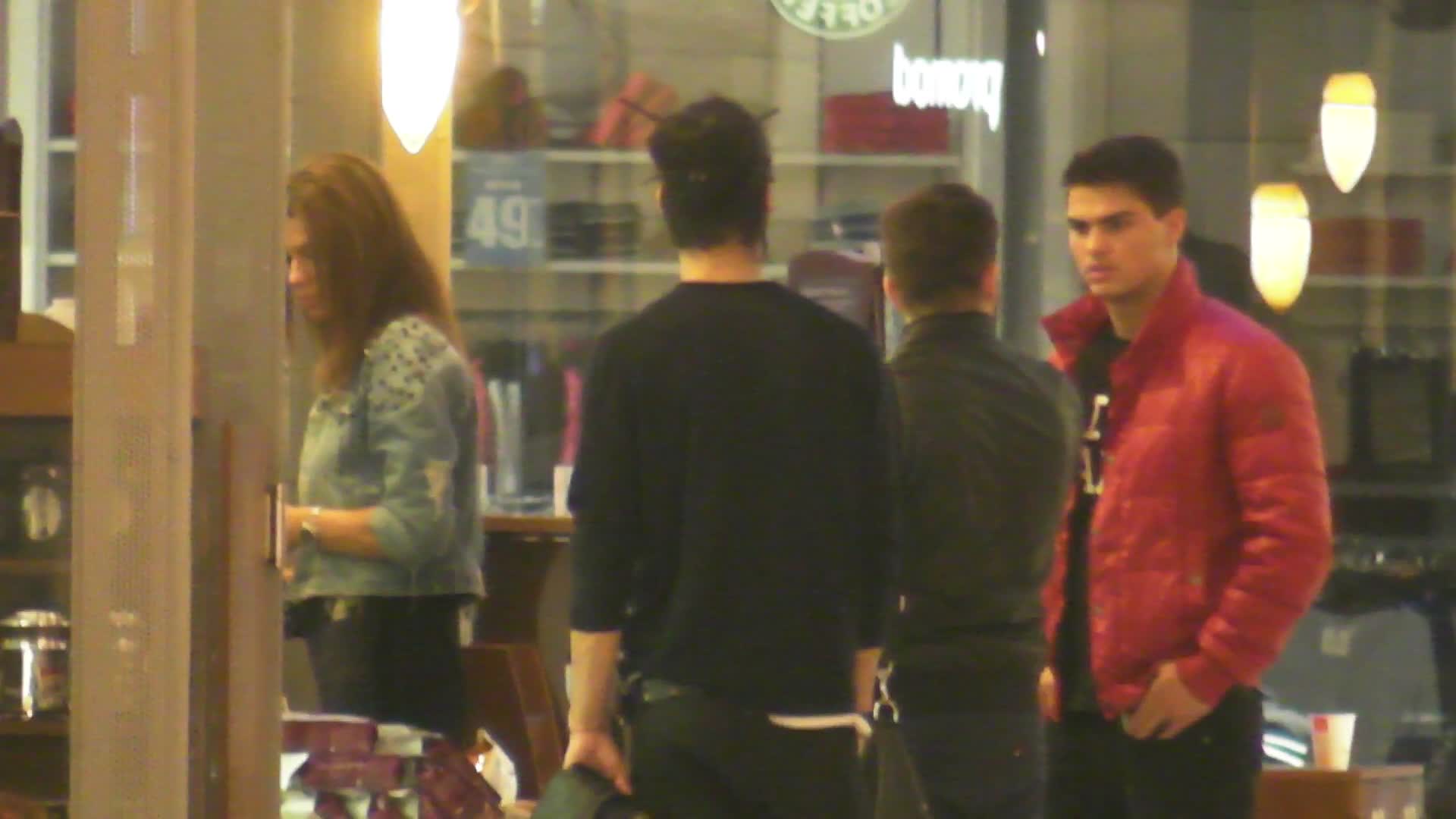 Tinerii o asteapta pe satena pentru a parasi cafeneaua