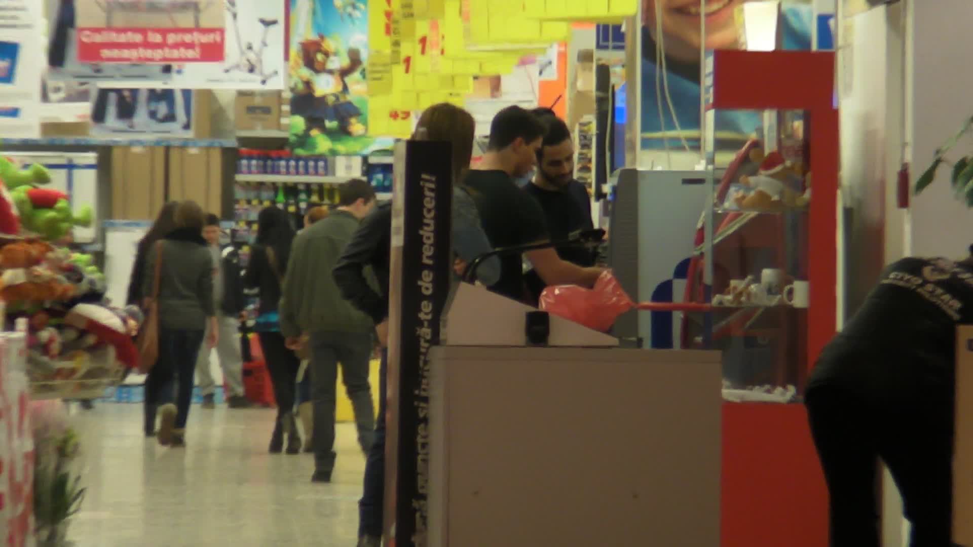 Manechinul se opreste la bancomat pentru a scoate niste bani