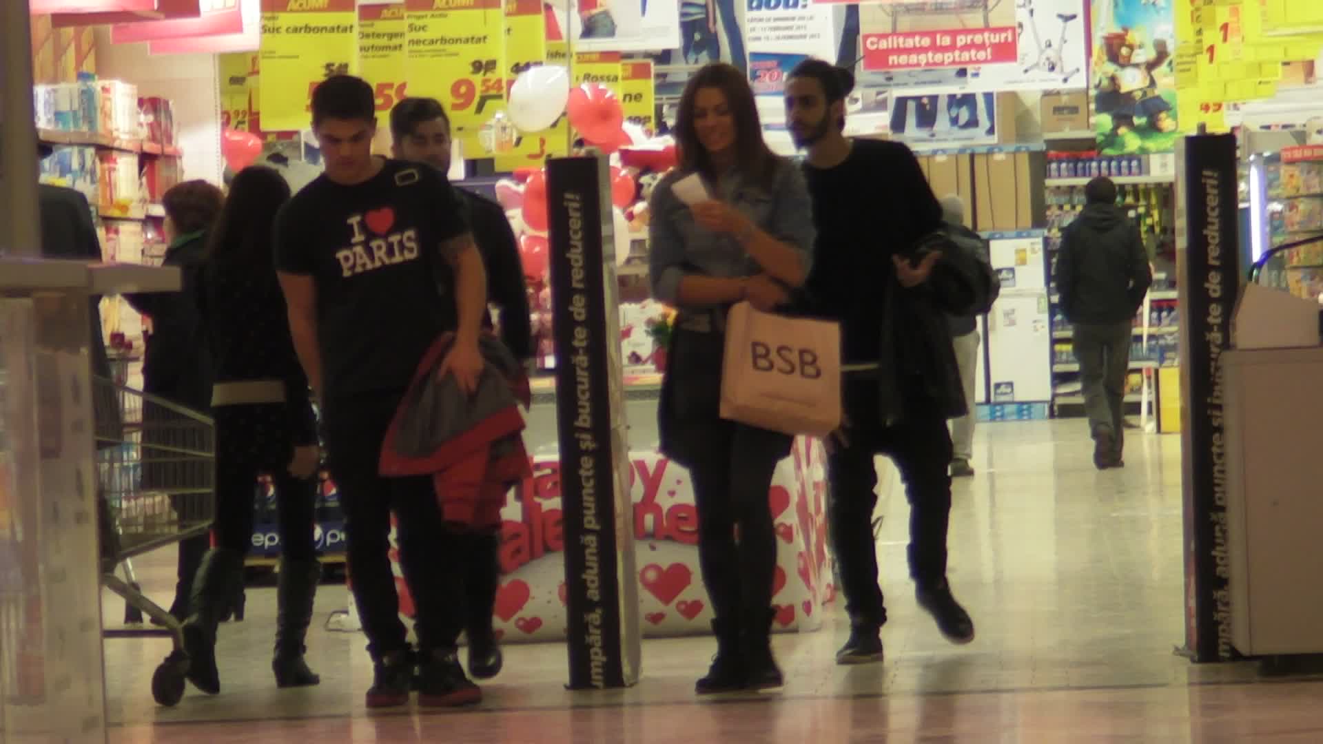 Fata nu lasa chitanta din mana, bucuroasa de ceea ce vede