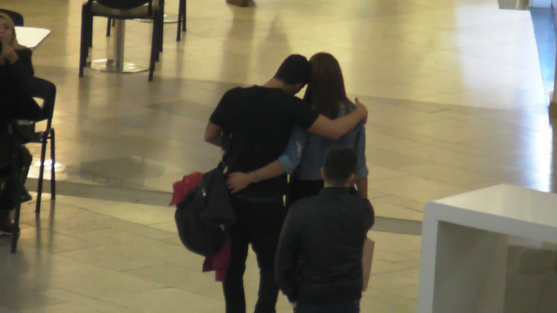 Dupa ce au rezolvat problema finantelor, cei doi pleaca imbratisati