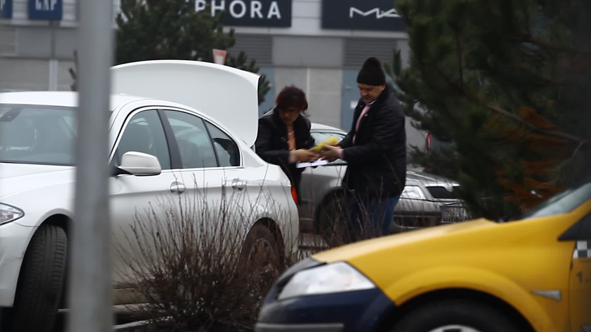 Patronul caminului de batrani ii sare in ajutor, aducand alte produse alimentare