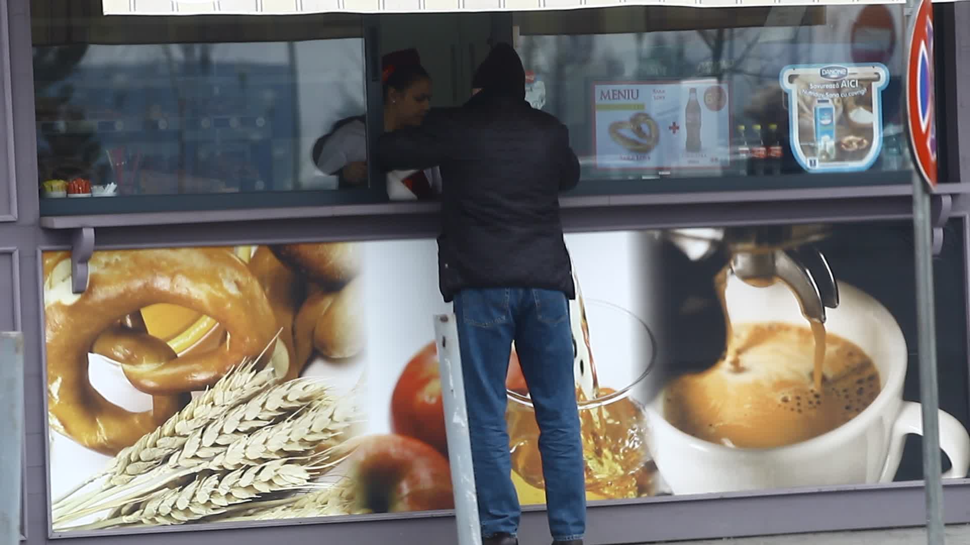 Barbatul face o ultima oprire pentru a-i cumpara Zinei Dumitrescu doi covrigi