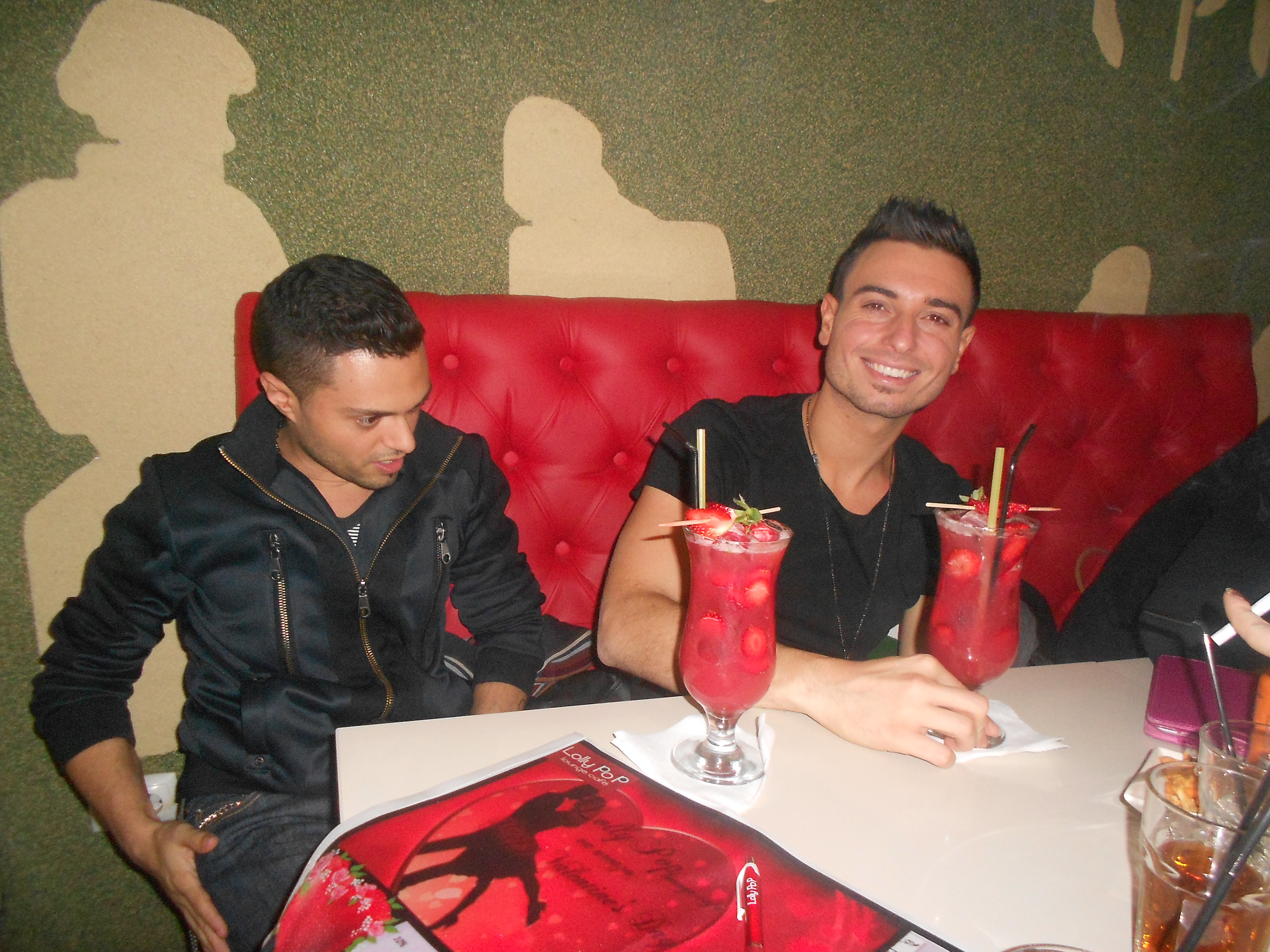 Faydee a petrecut cateva ore intr-o cafenea de fite, unde a dat autografe si a facut poze cu fanele