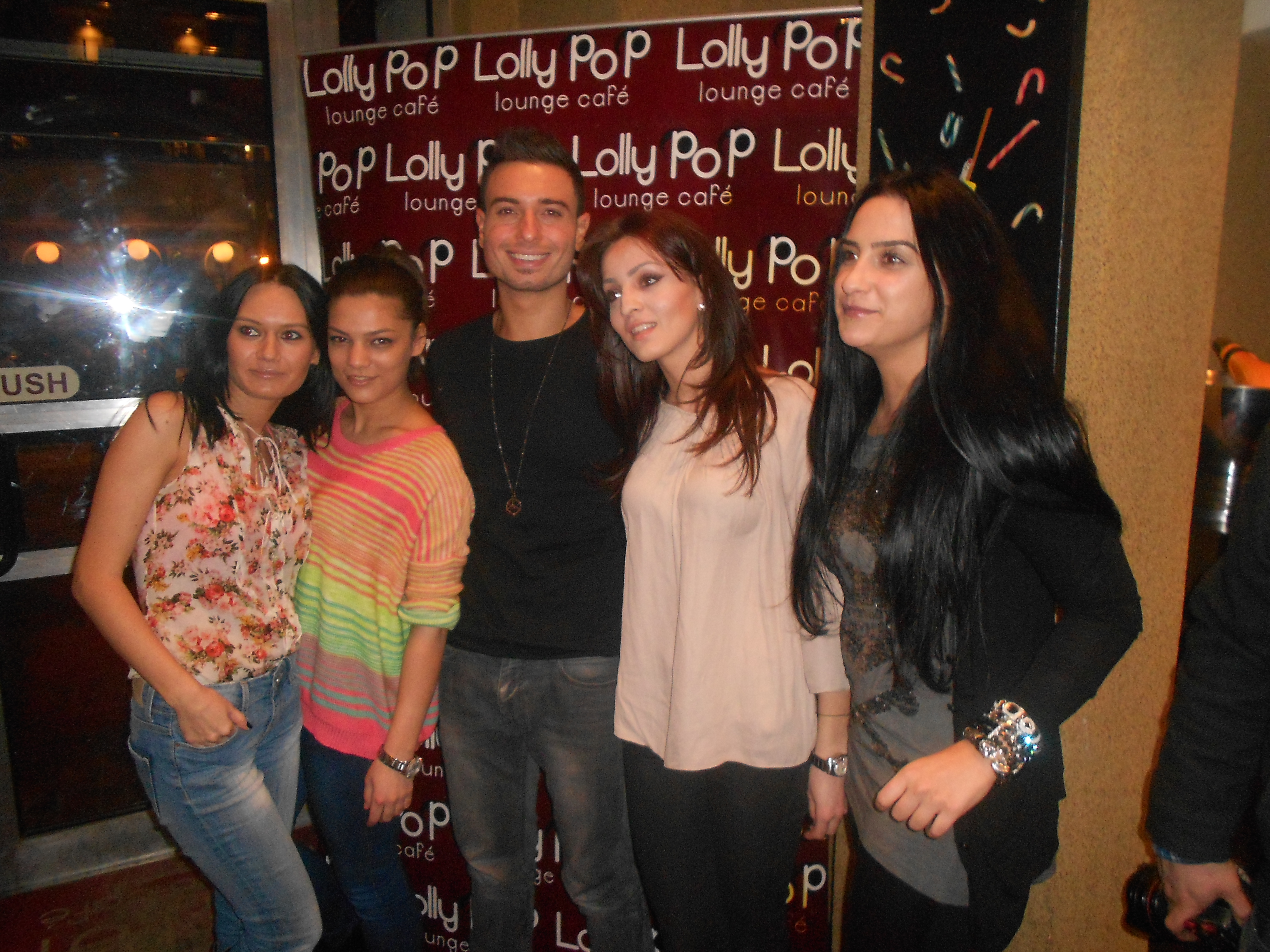 Cantaretul este foarte modest si a avut rabdare cu toate fanele care au venit la sesiunea de poze si autografe