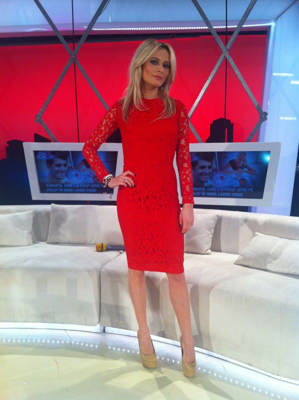 Frumoasa Laura Cosoi a stralucit in platoul emisiuni CANCAN TV