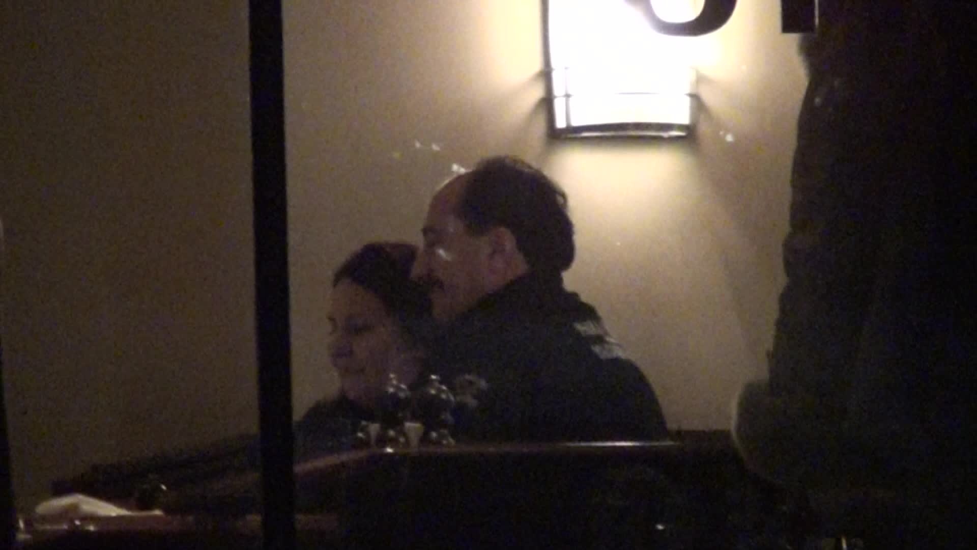 Actorul e tot un zambet in compania sotiei lui