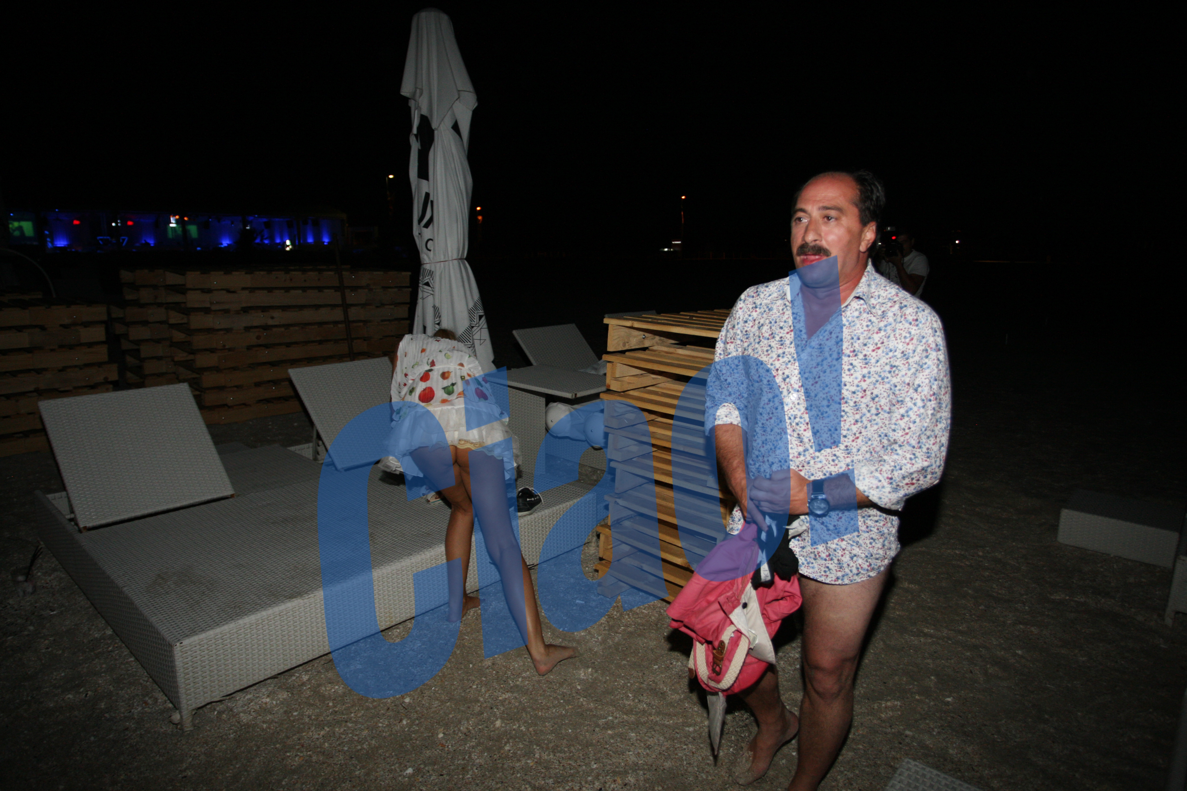 Vara trecuta, Tociu a fost fotografiat cu panatalonii in vine, dupa o partida de amor cu amanta, pe plaja dein fata clubului in care se distrasera