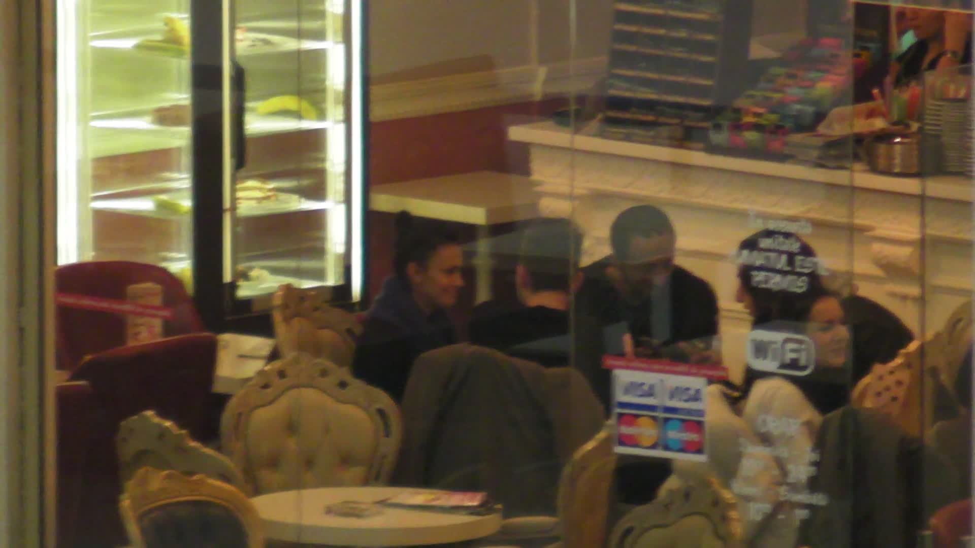 Gasca s-a reunit la un reastaurnat din mall