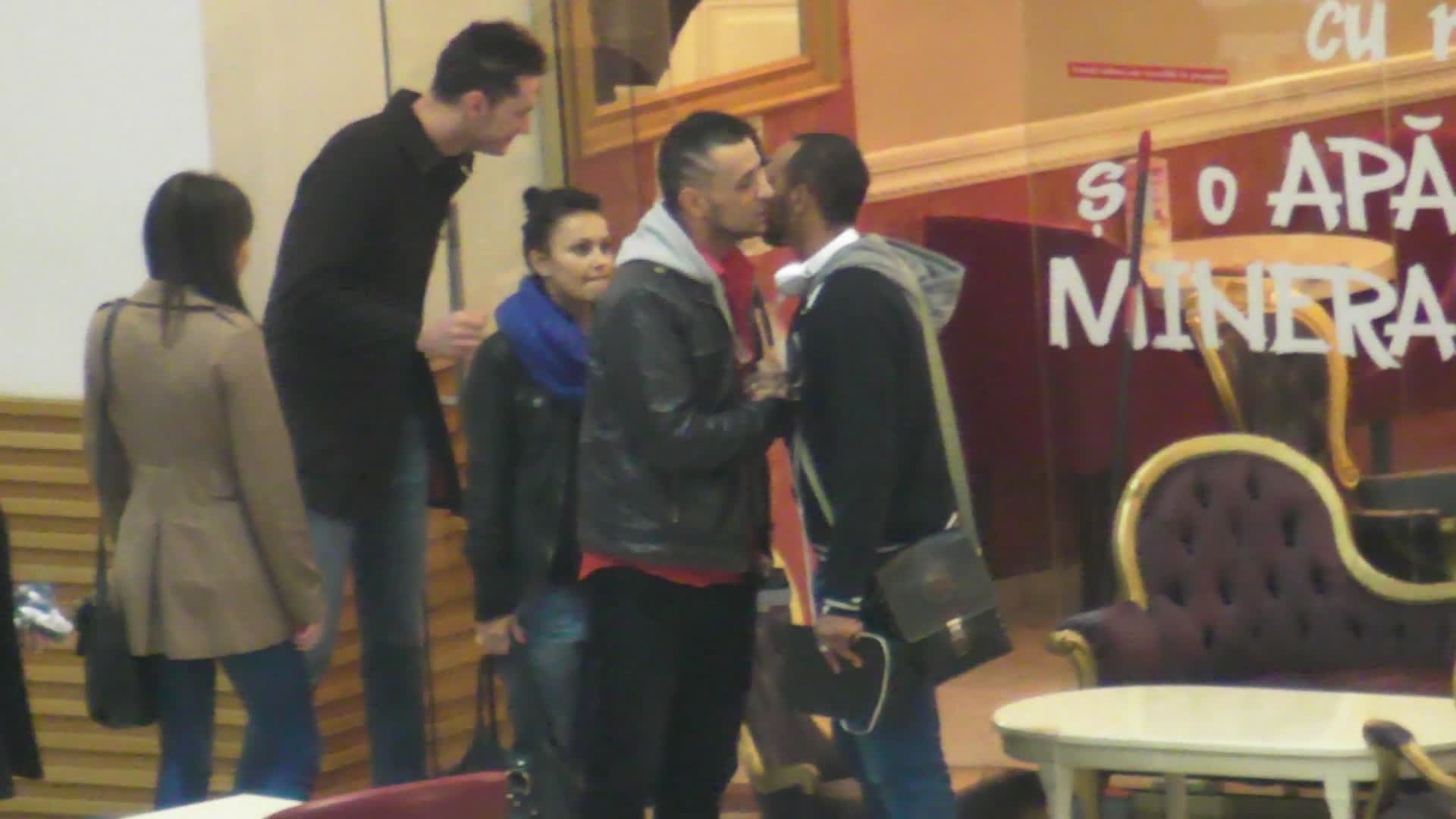 Kamara si Ralflo s-au sarutat pe obraji la despartire