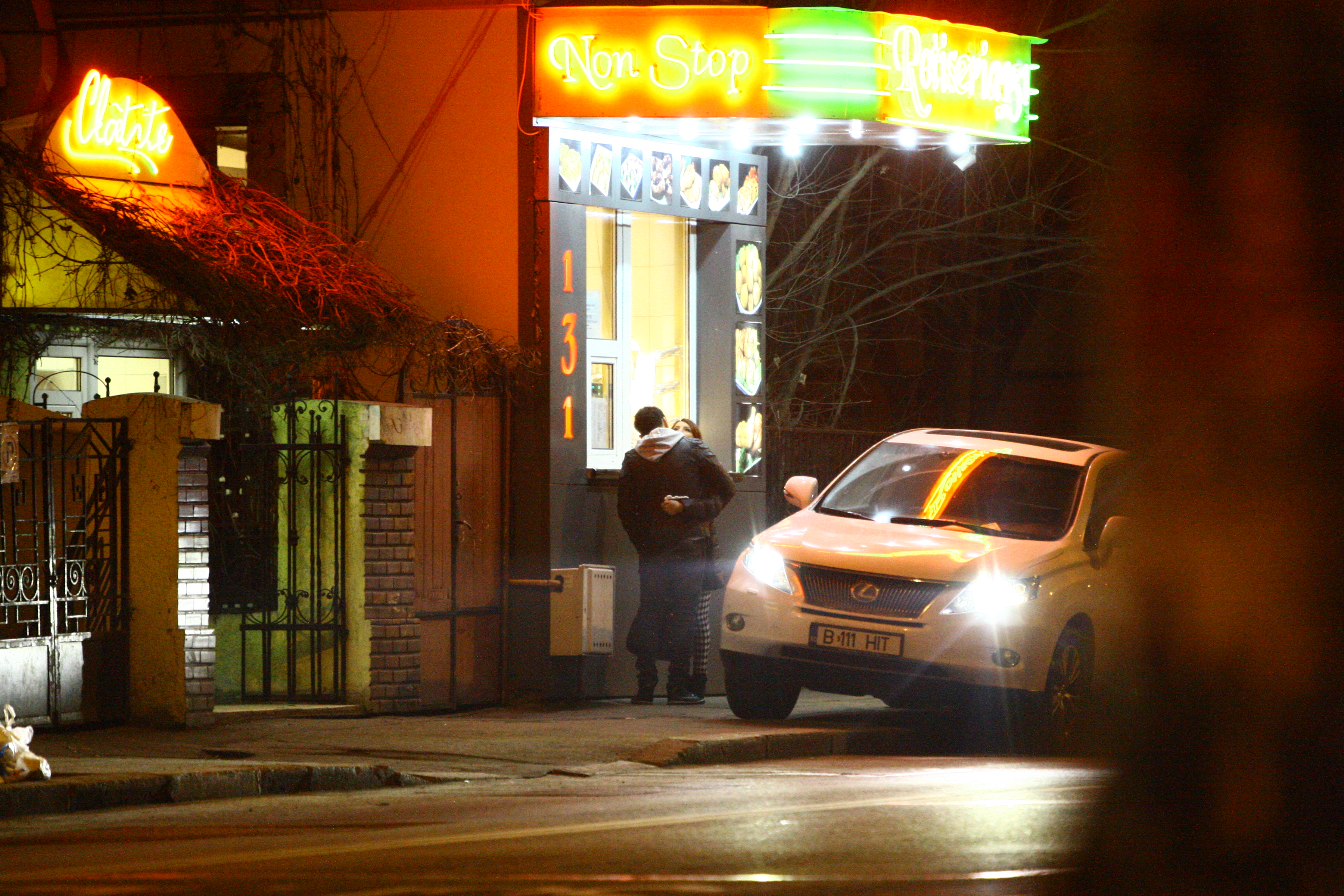 Cat au asteptat comanda, cei doi s-au sarutat si s-au imbratisat continuu