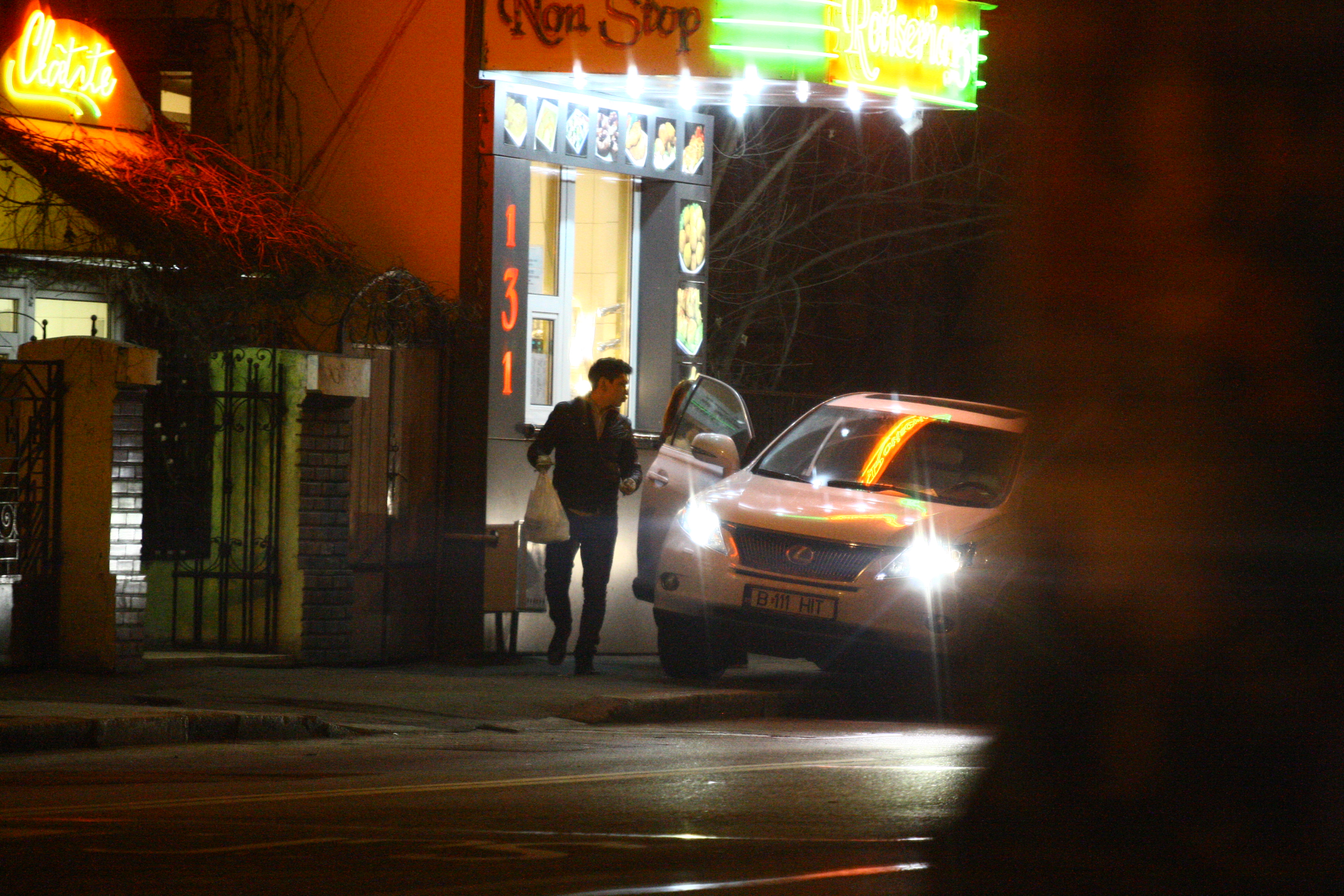 Cei doi si-au luat clatitele si s-au urcat in masina