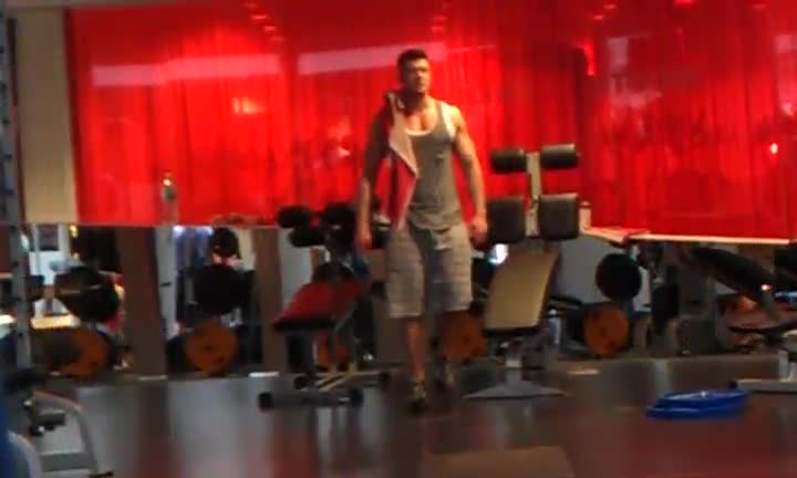 Imbracat corespunzator, Victor se 