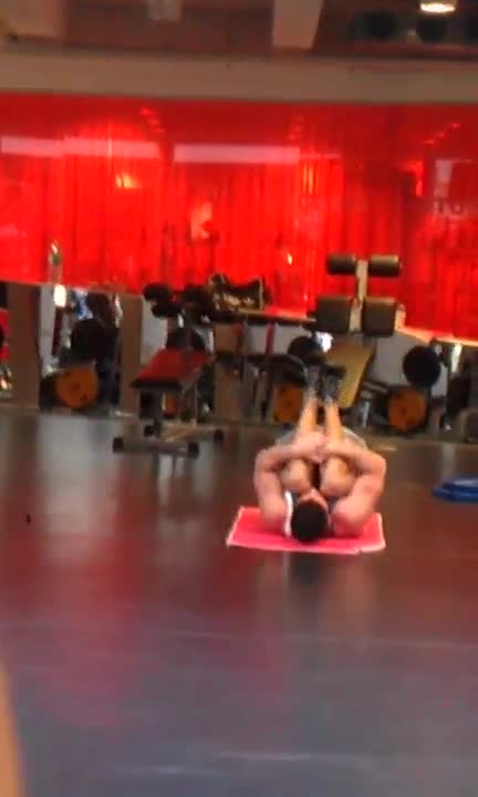 Victor a deschis ora de sport cu o serie de exercitii inedite pentru abdomen