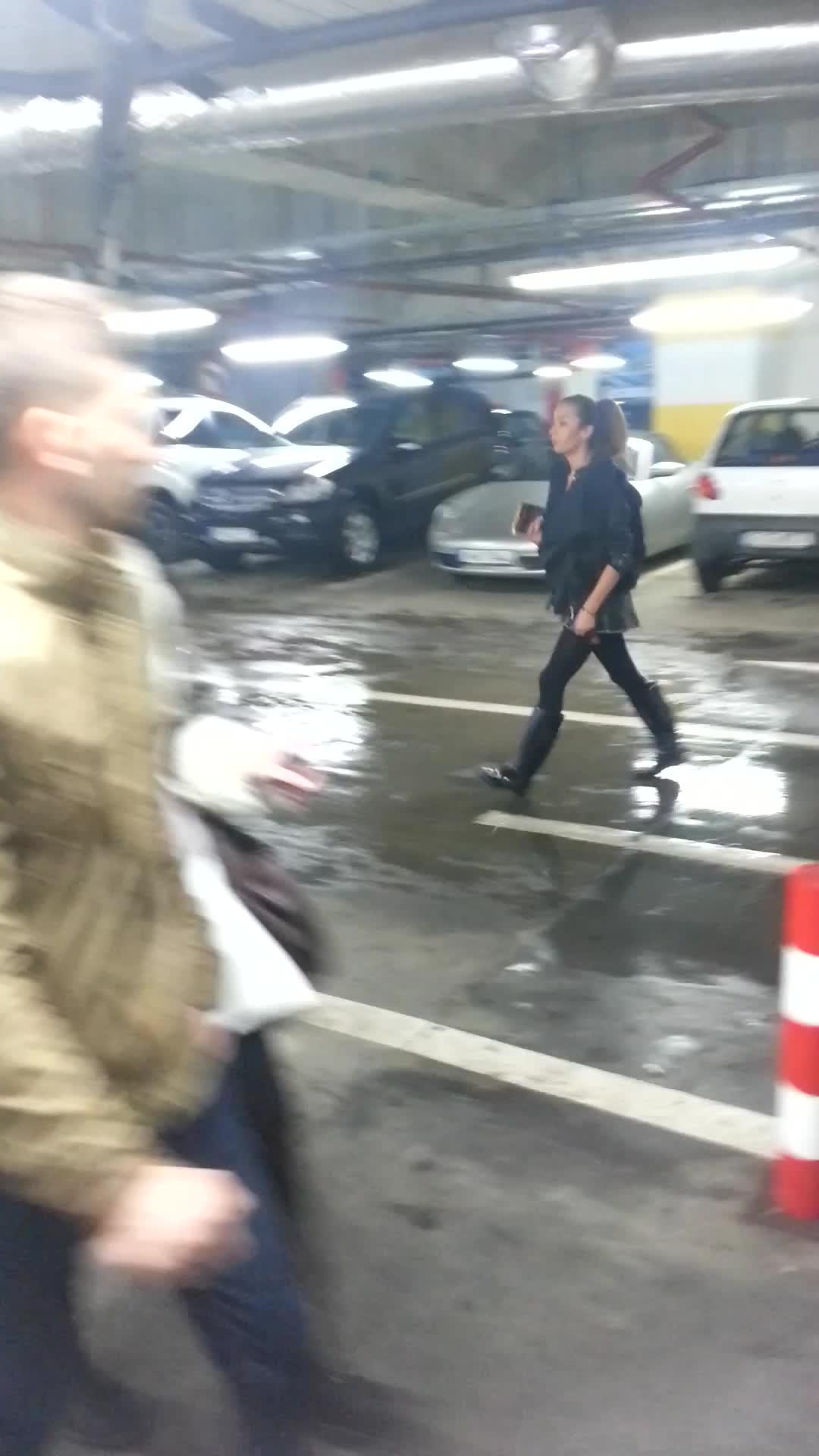 Atunci cand Dorian este la filmari, roscata merge la shopping