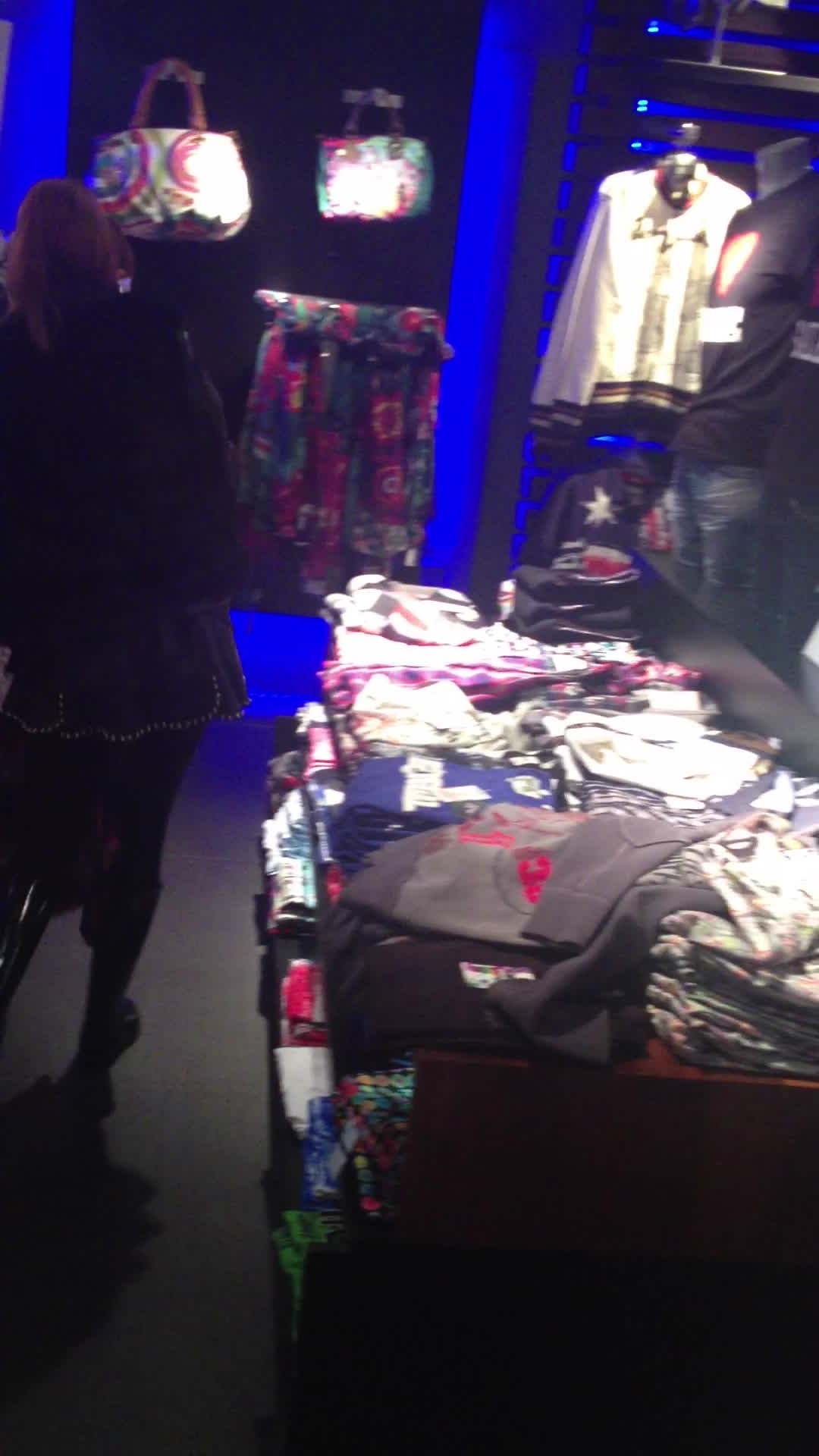 Atunci cand este singura, tanara se poate uita linistita la haine si accesorii