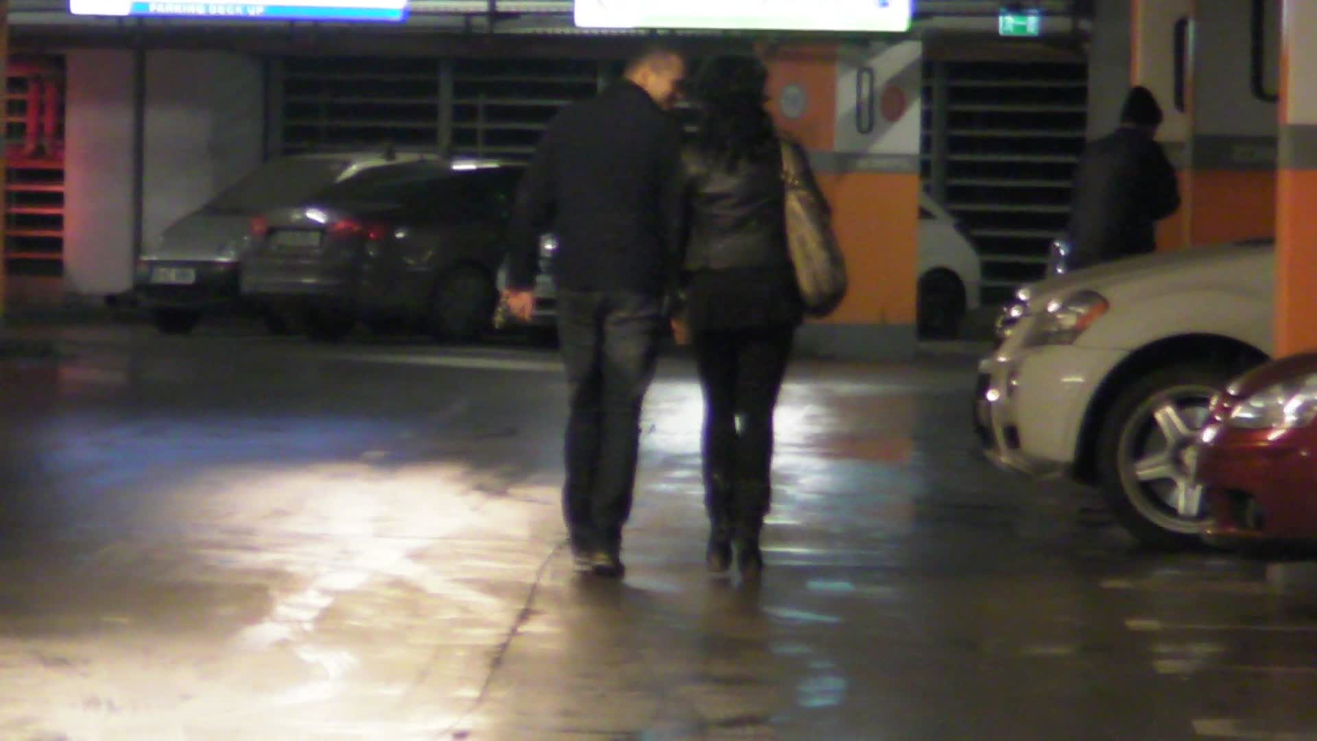 Cei doi au mers catre masina lipiti unul de altul si foarte dragastosi