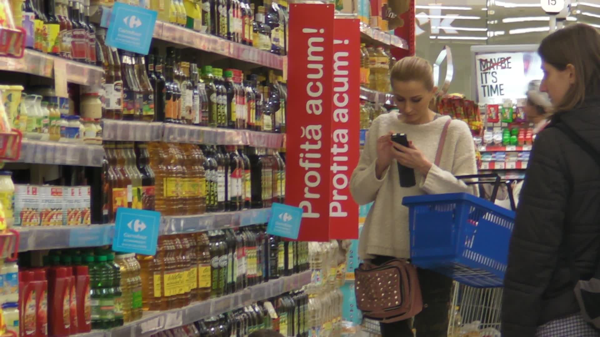 Blonda nu renunta la telefonul mobil nici macar printre raioane