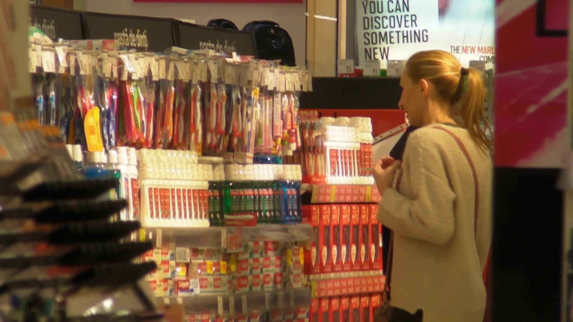 La standul cu pasta de dinti, Crina a avut o mare problema in a alege produsul cel mai bun