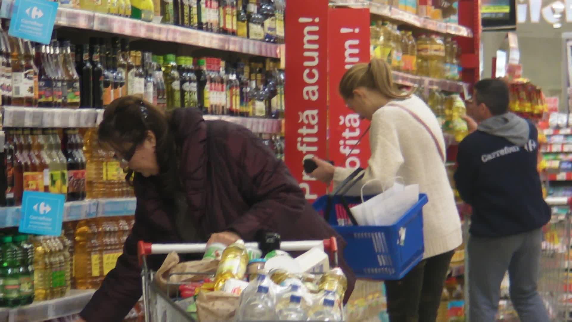 Chiar daca are un cos mai mic, stirista este foarte constiincioasa la cumparaturi