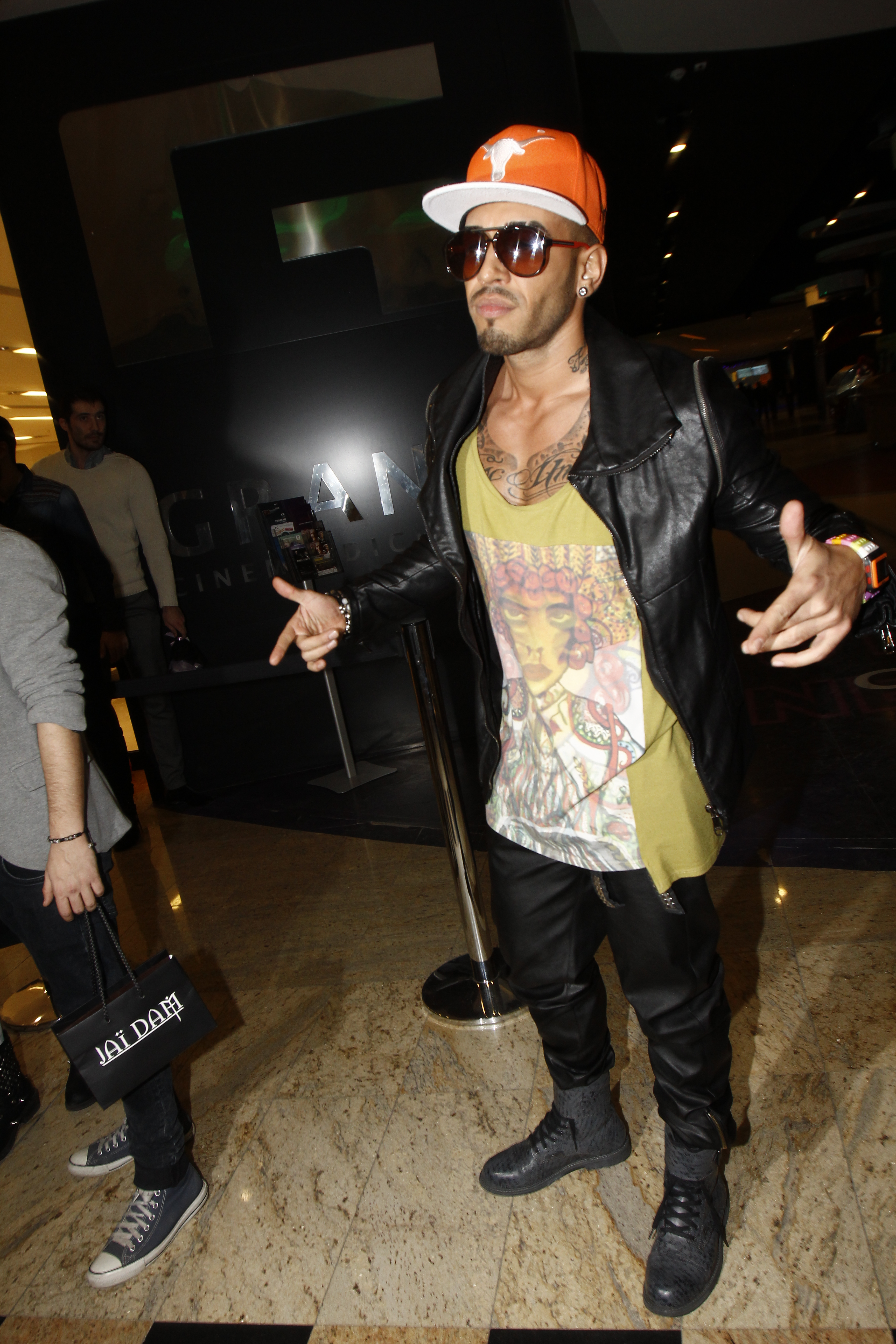 Alex Velea a ajuns sa aiba aproape toata suprafata corpului plina cu tatuaje