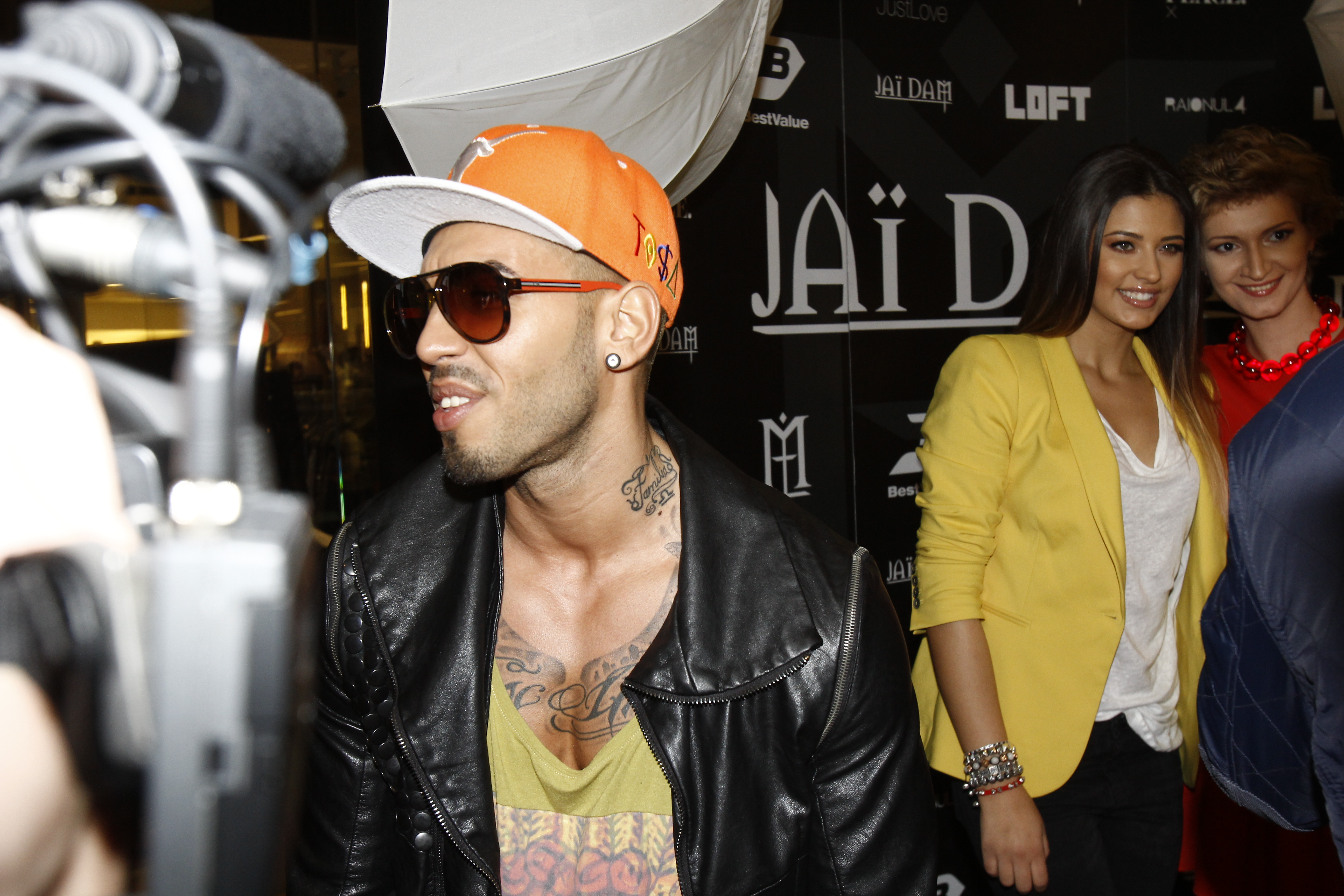 Cei doi au dat interviuri si au facut fotografii, raspunzand tuturor solicitarilor ziaristilor prezenti la fata locului