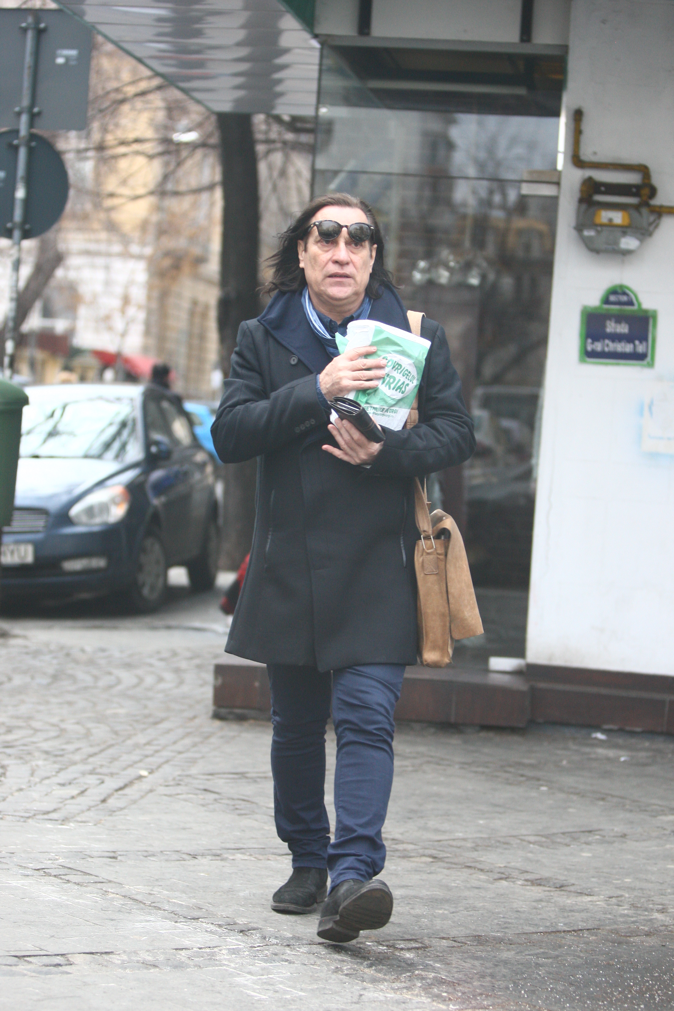 Artistul s-a oprit la covrigaria de la coltul strazii