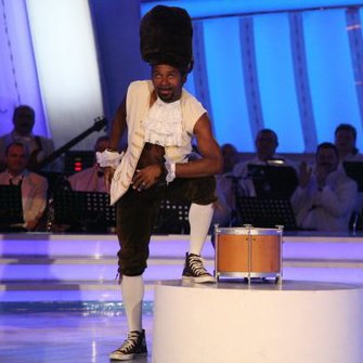 Antonio Dos Santos participa si el impreuna cu scoala sa de dans la parada