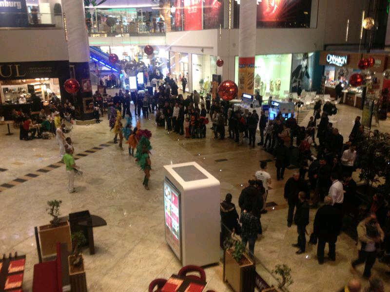 Inca din prima zi aparitia dansatorilor a avut un mare succes la public