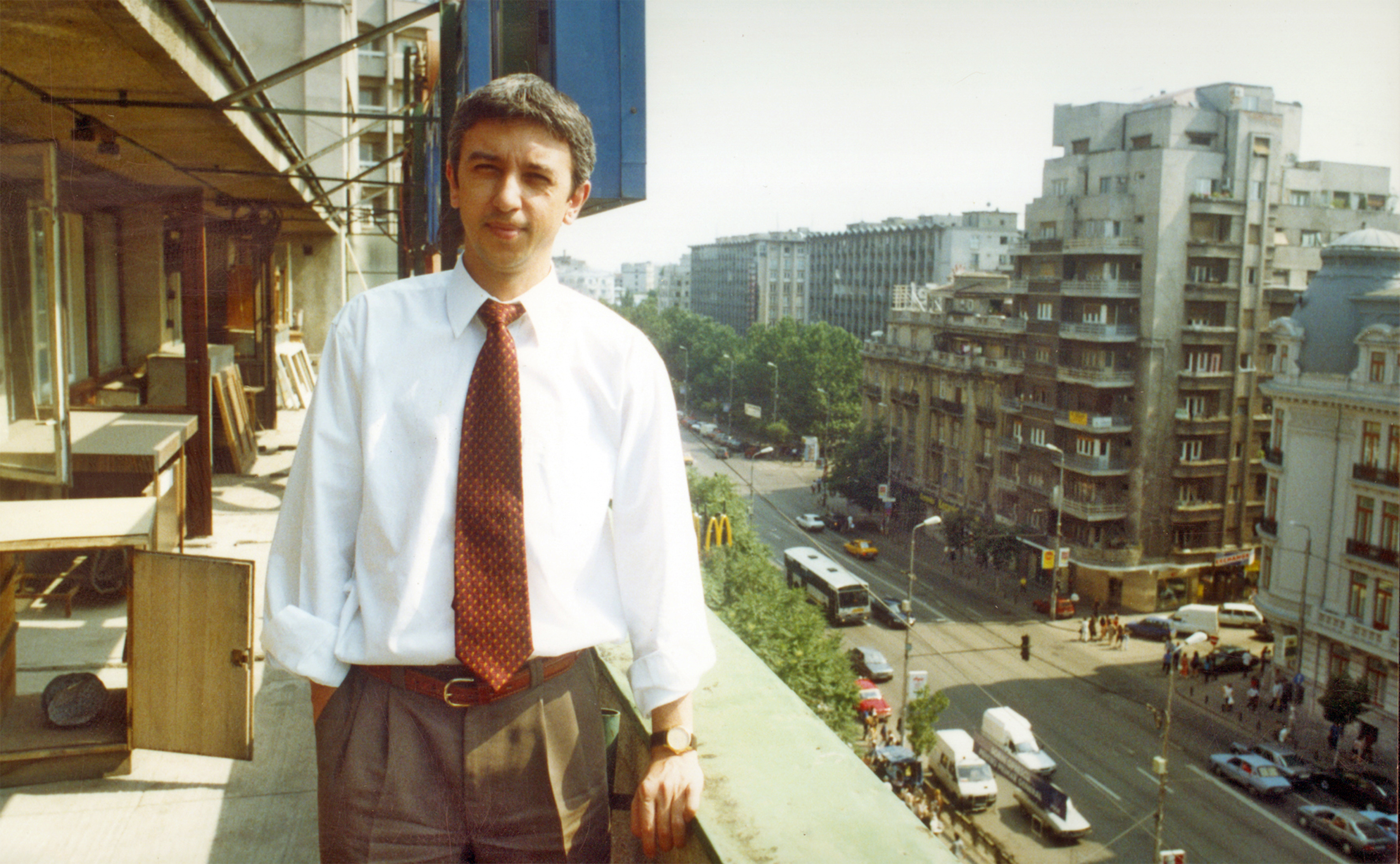 Diaconescu a inceput sa emita intr-un apartament din Piata Romana