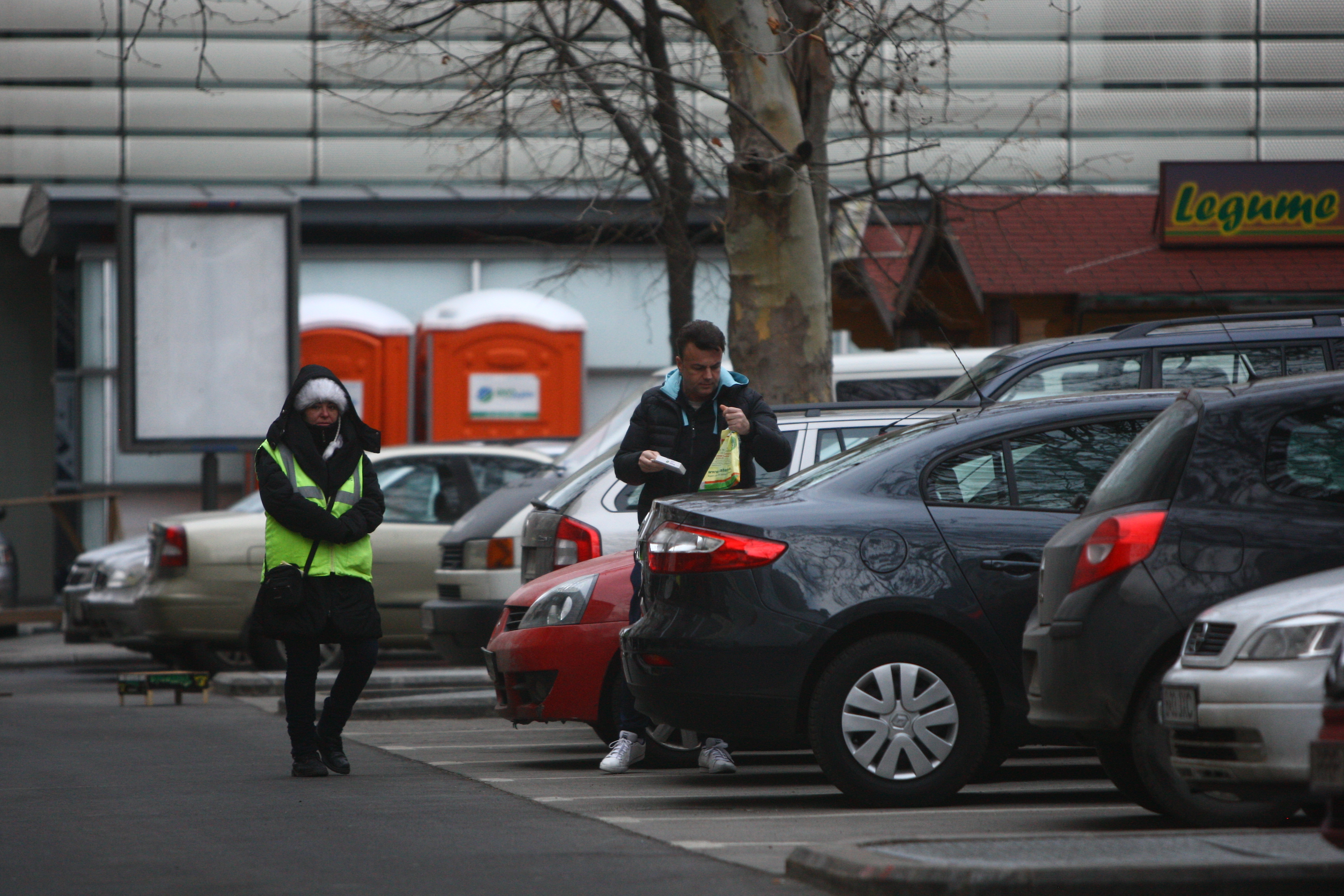 Cantaretul si-a gasit o admiratoare chiar in parcare