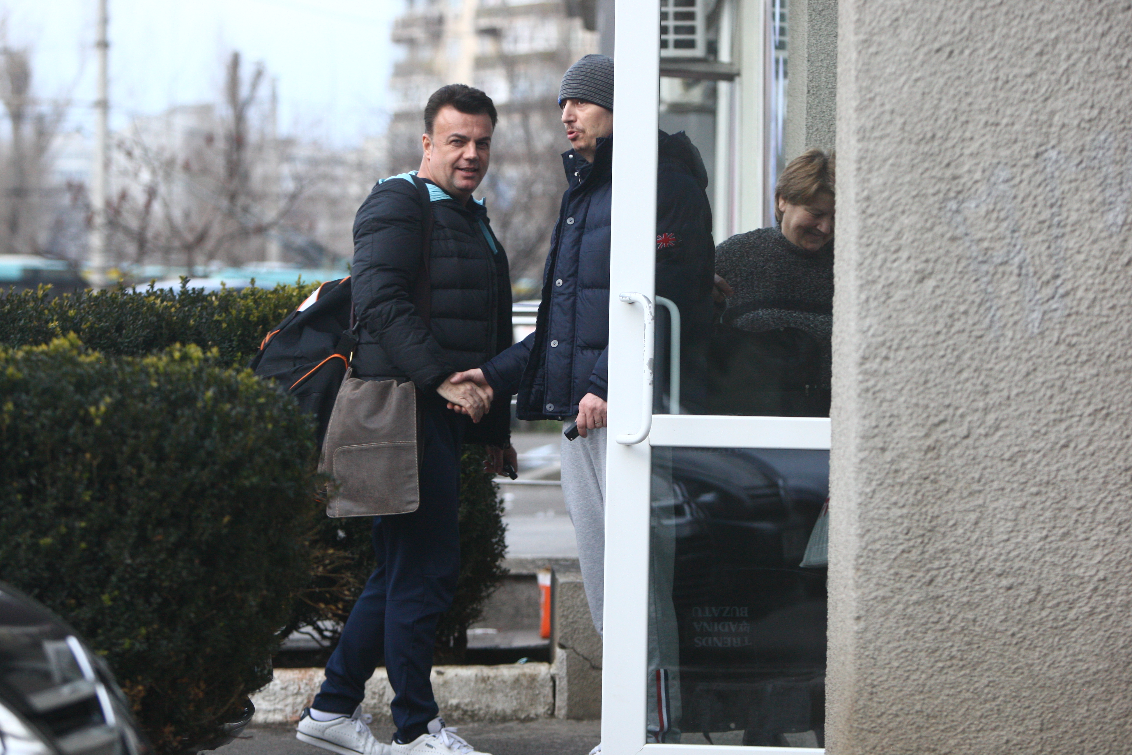 Sociabil, cantaretul isi saluta vecinii si ii intreaba de sanatate