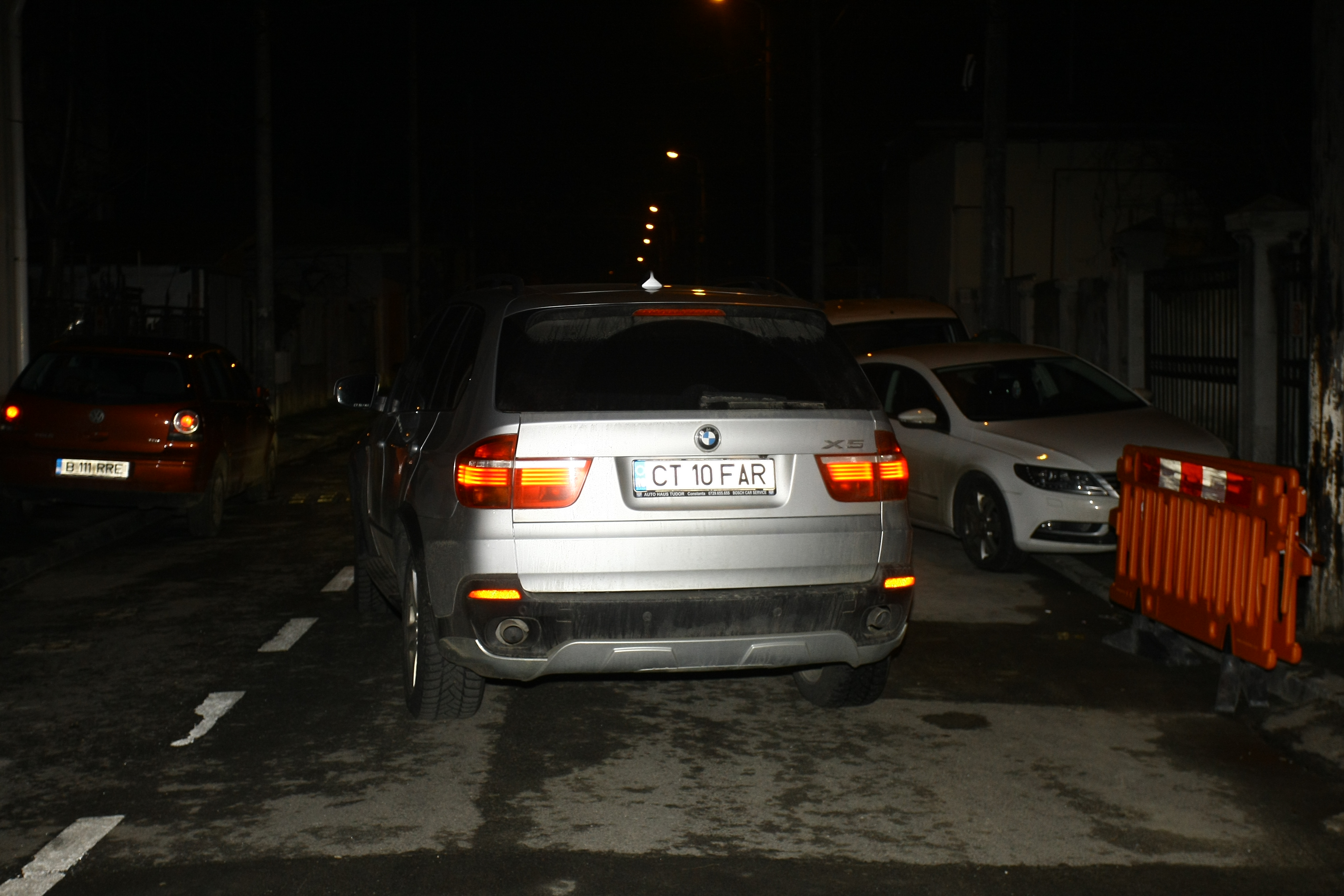 Artistul porneste la drum la volanul masinii sale