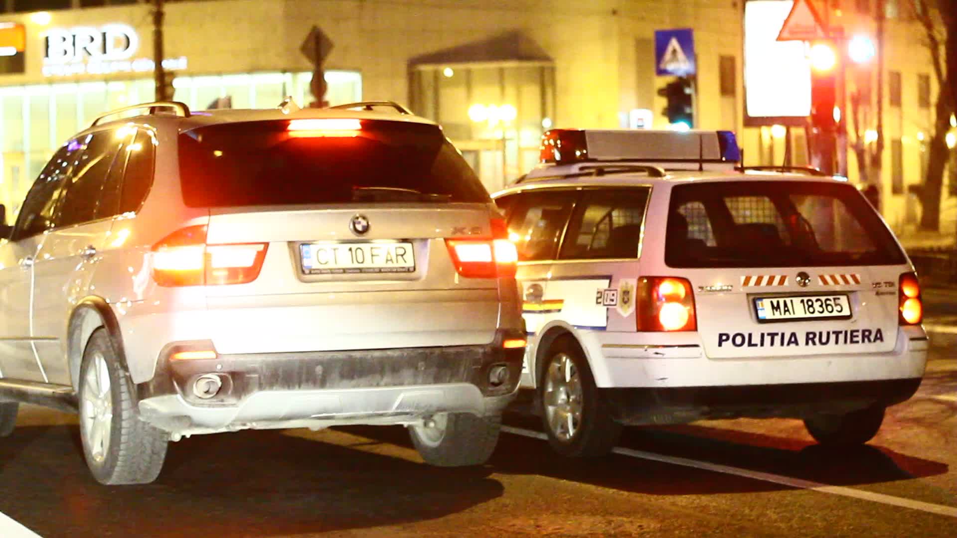 Costi a stationat cateva minute langa masina Politiei