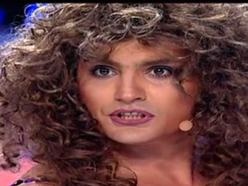 S-a epilat pe picioare, şi-a pus sutien şi s-a dat cu ruj! Uite cum se poate mişca Pepe pe muzica Shakirei!