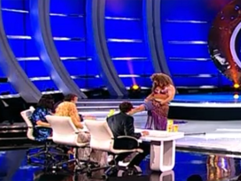 S-a epilat pe picioare, şi-a pus sutien şi s-a dat cu ruj! Uite cum se poate mişca Pepe pe muzica Shakirei!