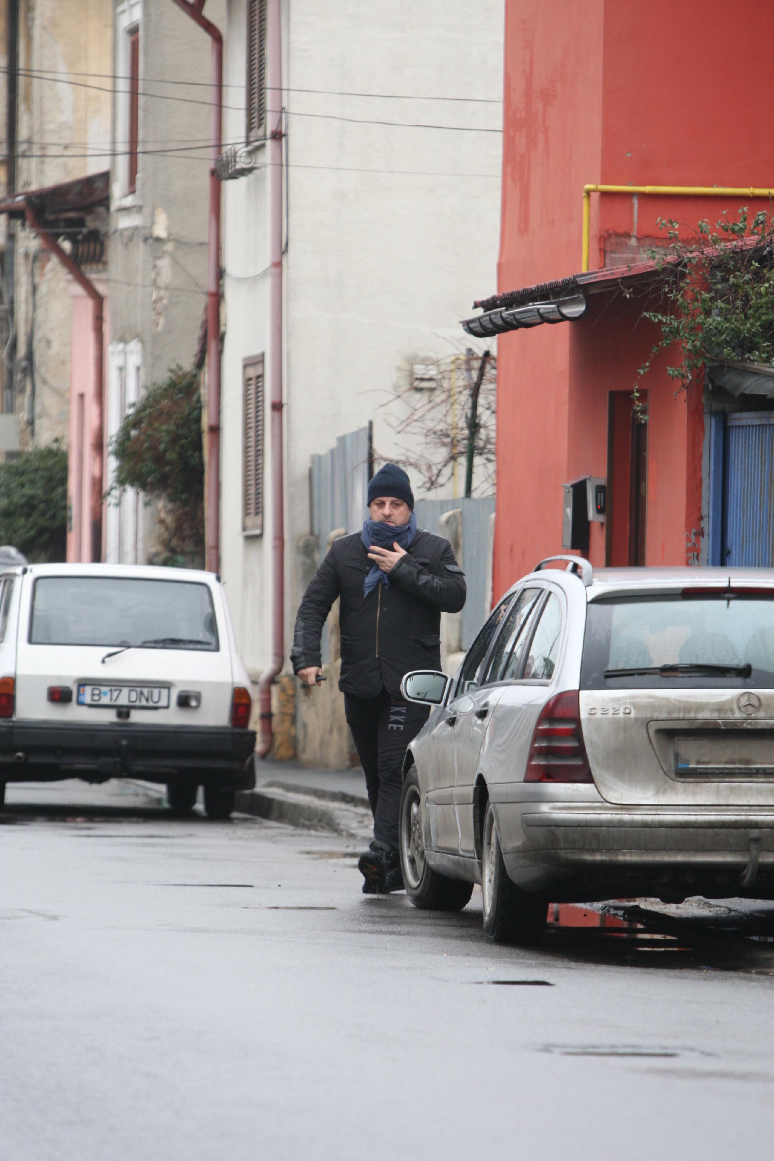 Racit cobza, Colen a dat o fuga la farmacie infofolit pana in gat