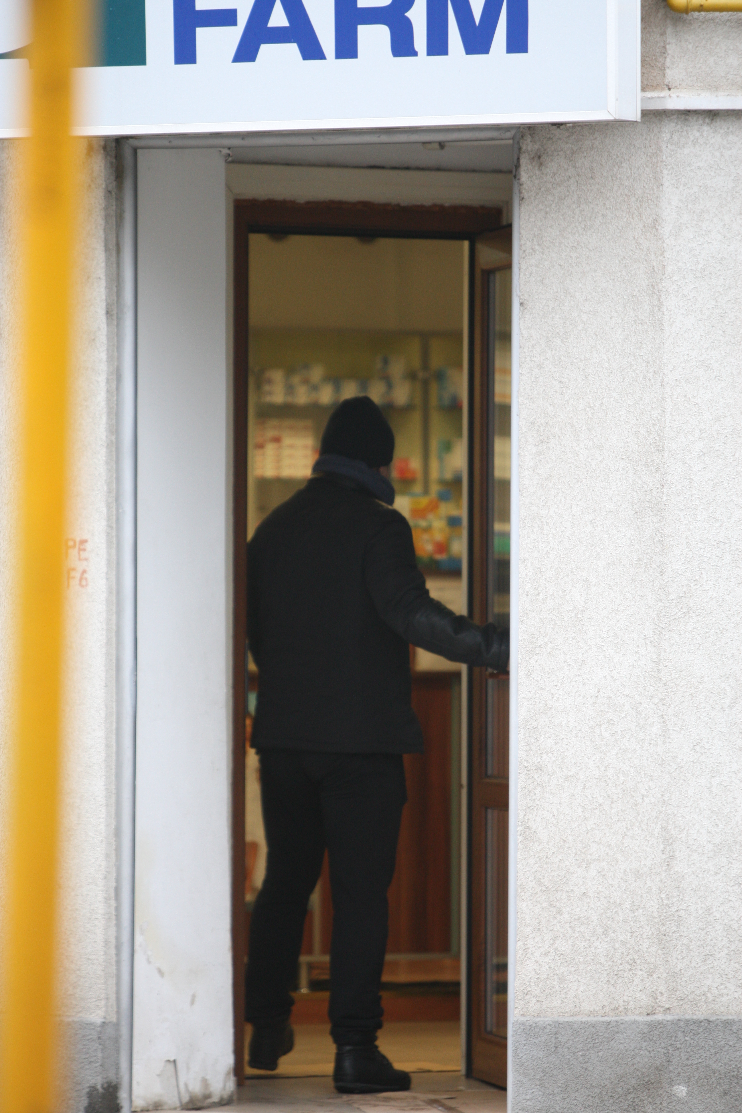 Intra in farmacie hotarat sa-i vina de hac bolii
