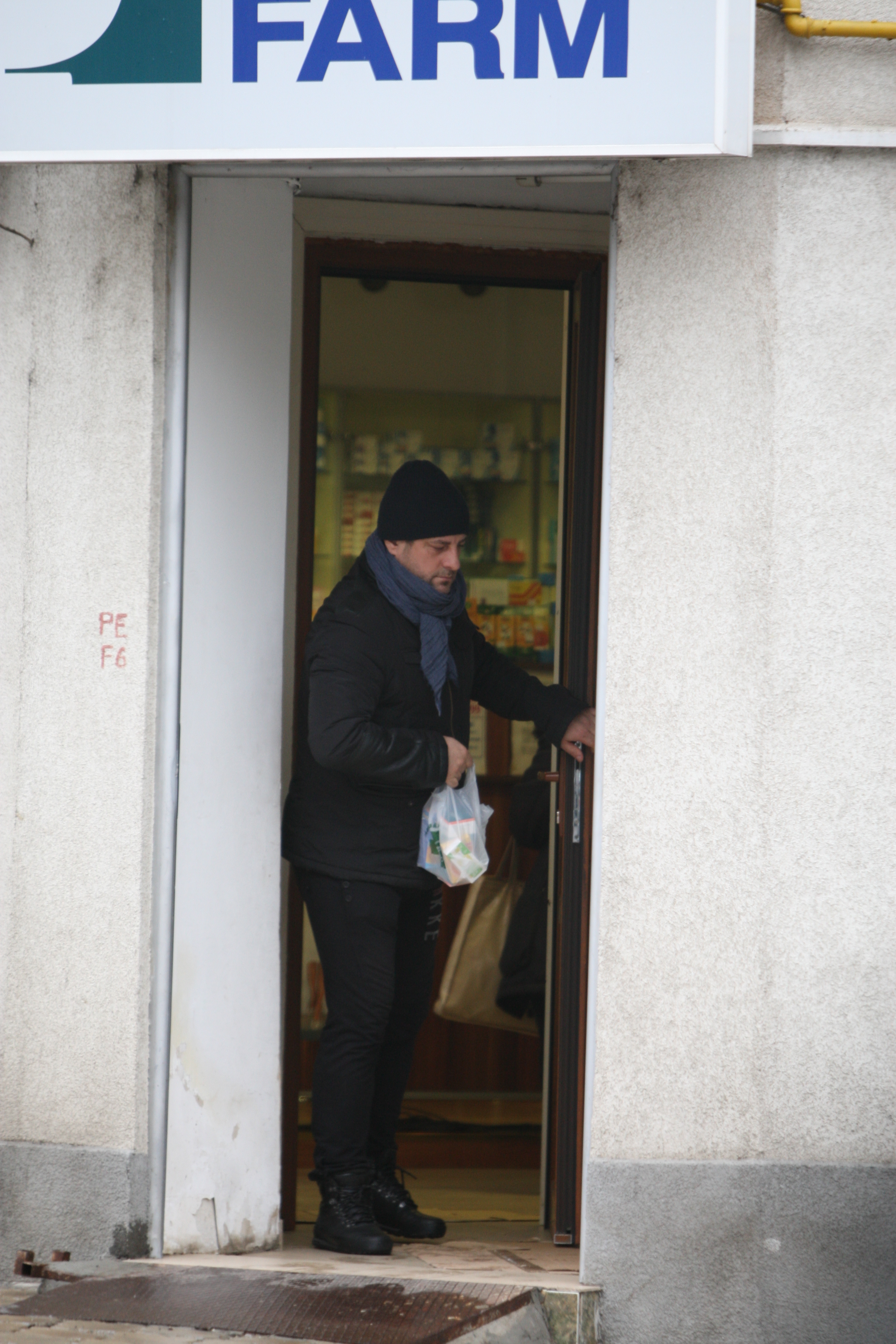 Iese cu inarmat cu tot ce-i trebuie