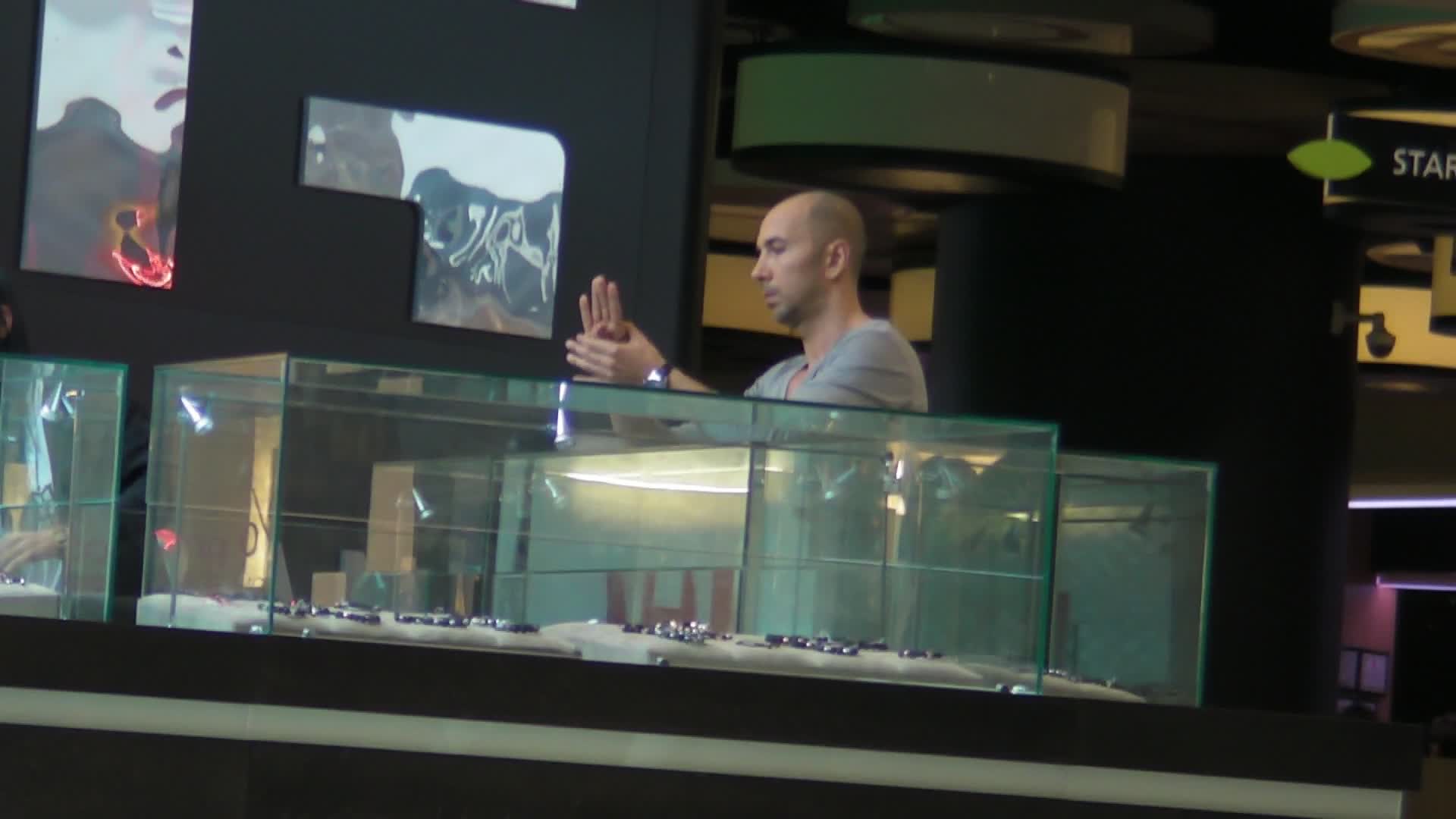 Barbatul se opreste la un magazin cu bijuterii unisex