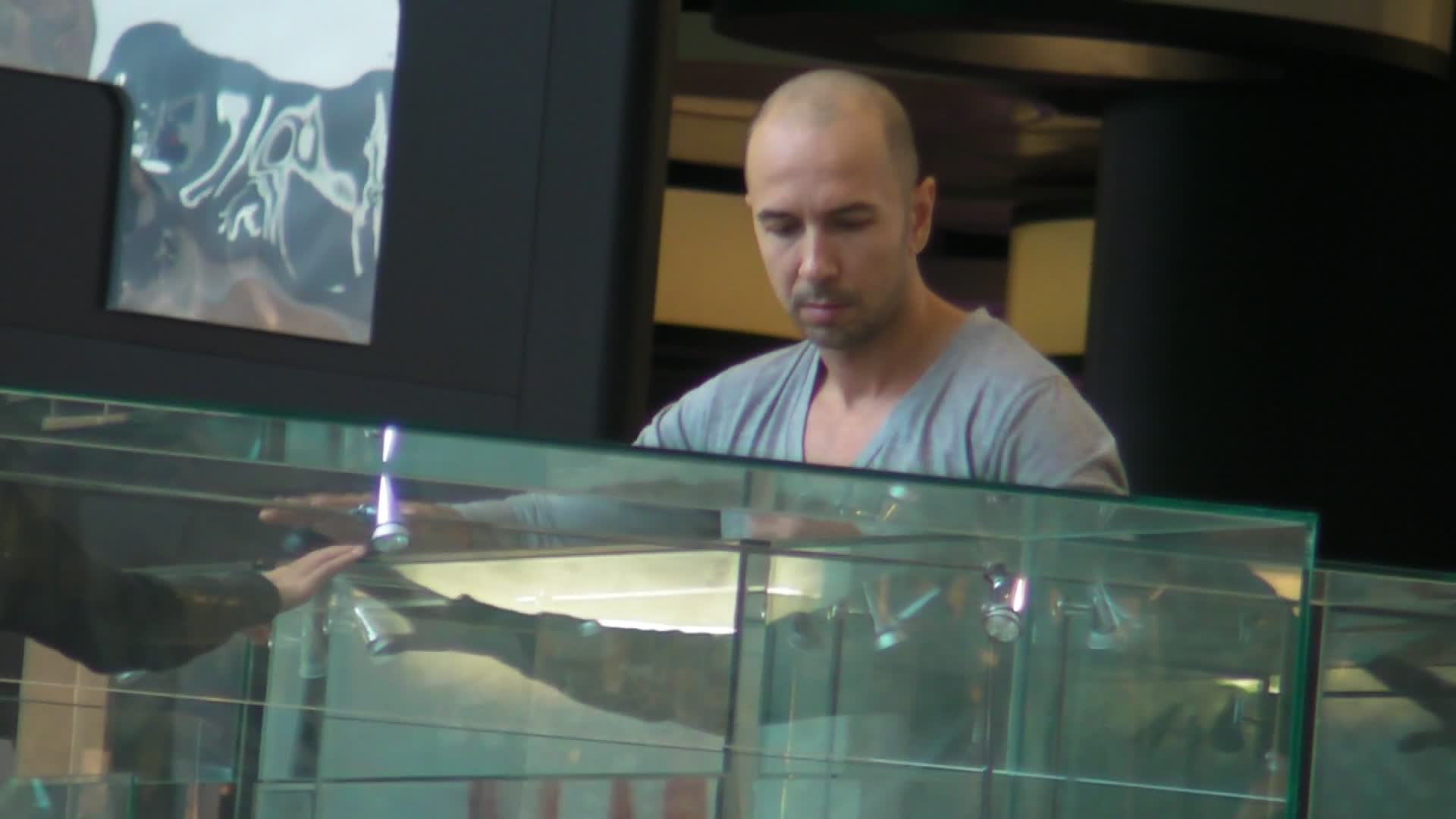 Magicianul studiaza intens accesoriile, deoarece aproape toate ii sunt pe plac