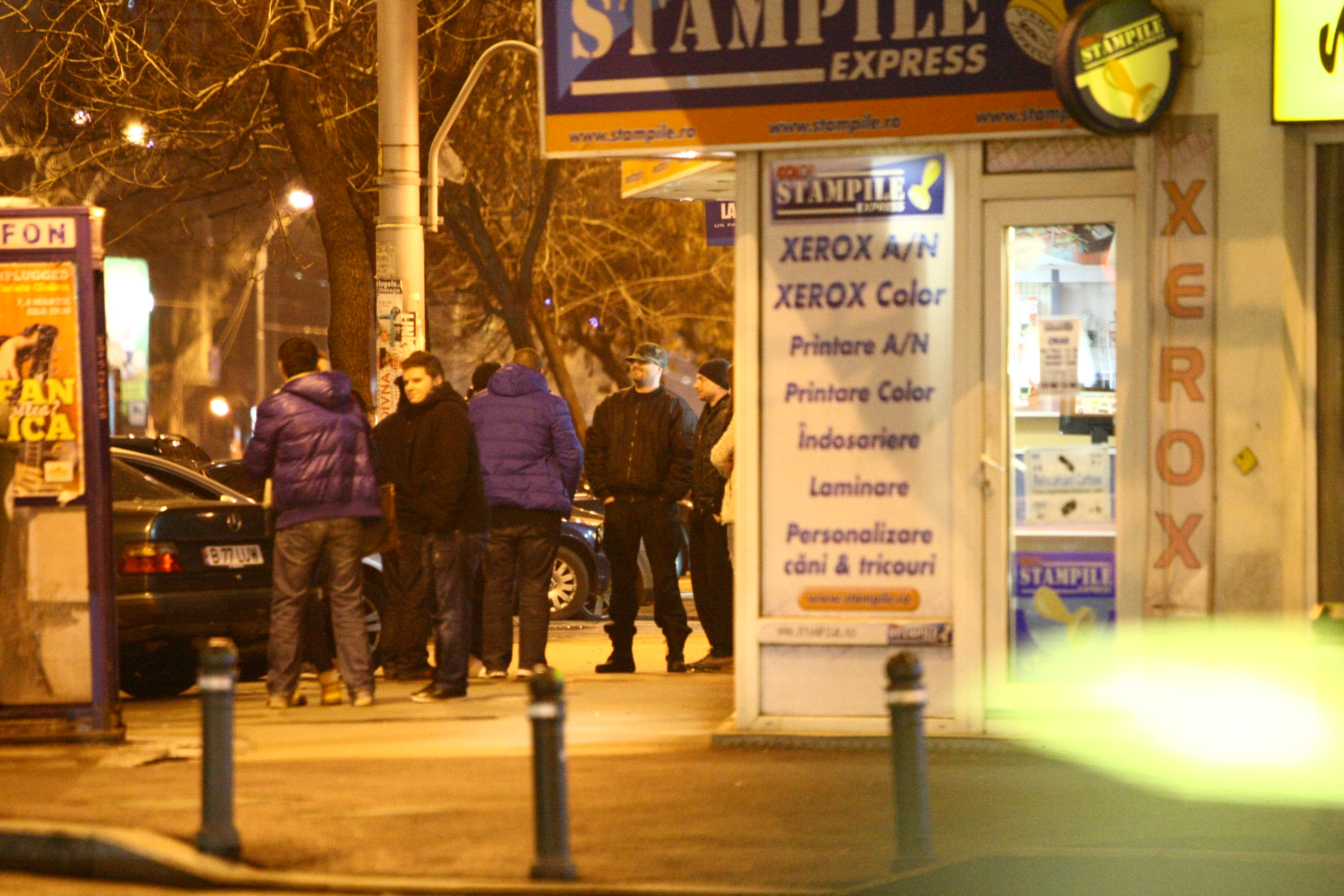 Cu mainile in buzunar si sapca trasa pe ochi, Cheloo asteapta pe trotuar sa se apropie ora concertului