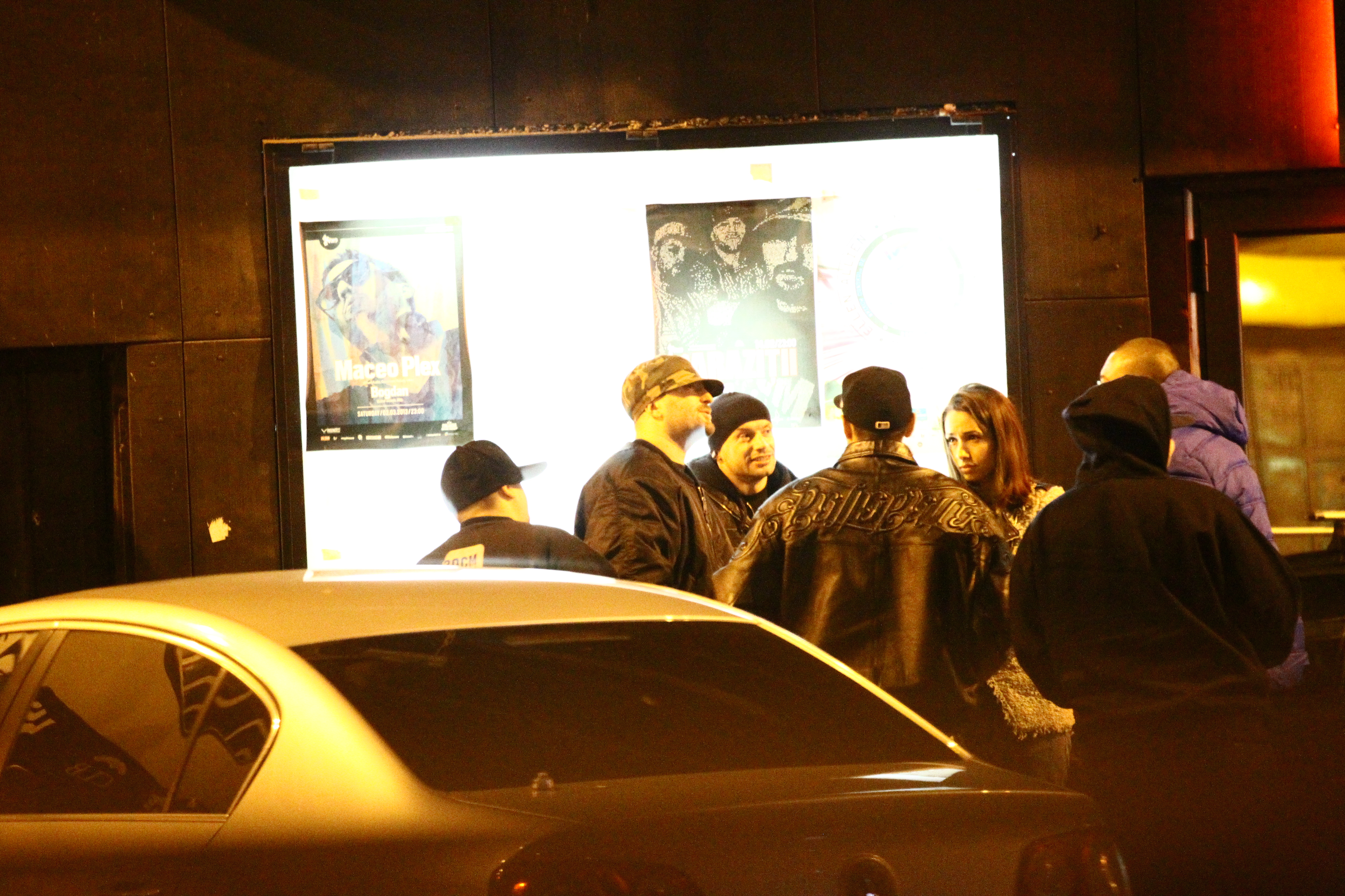 In fata clubului, artistul era asteptat de gasca sa