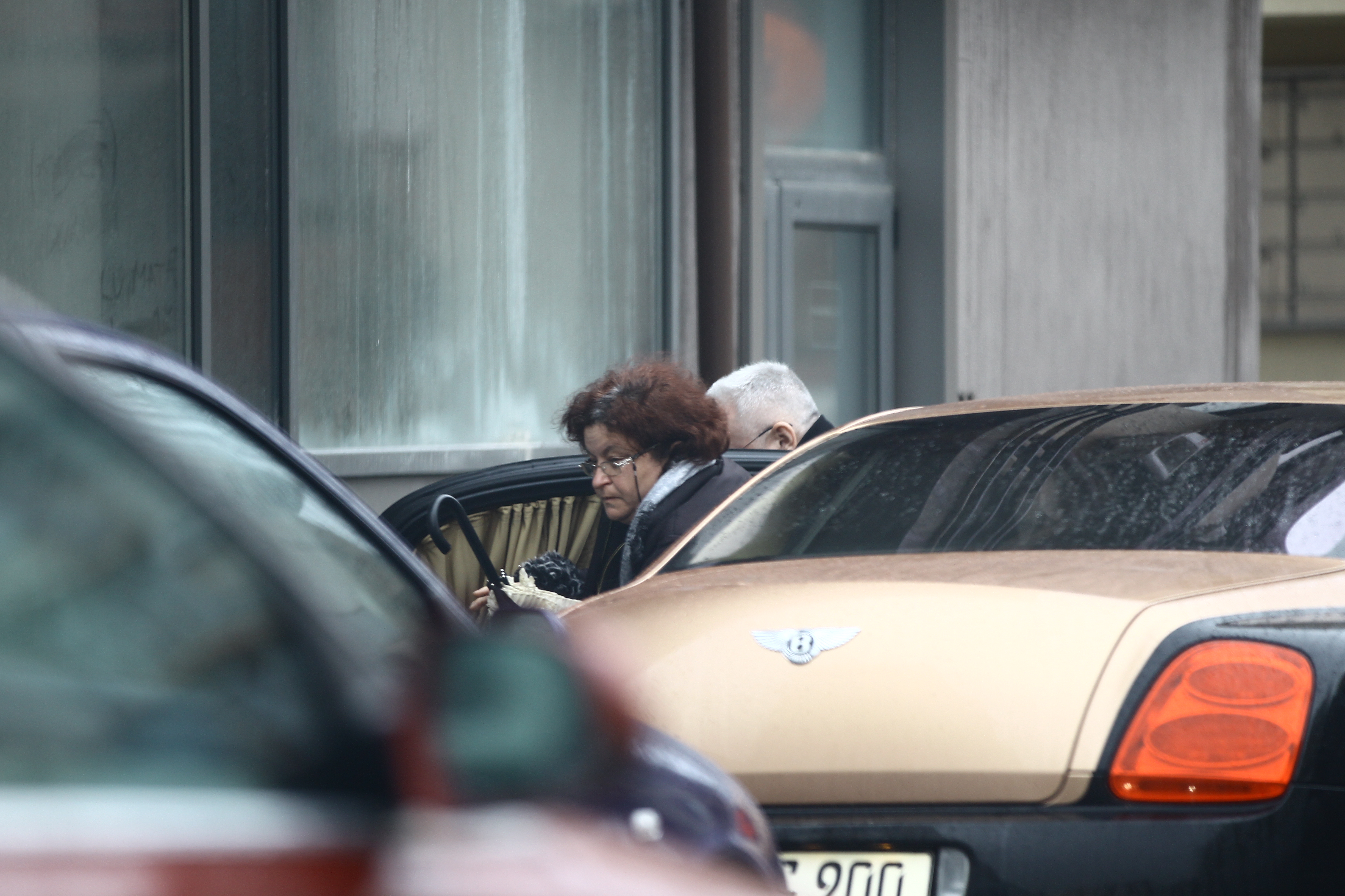 Afaceristul iese din masina insotit de bona fiicei sale