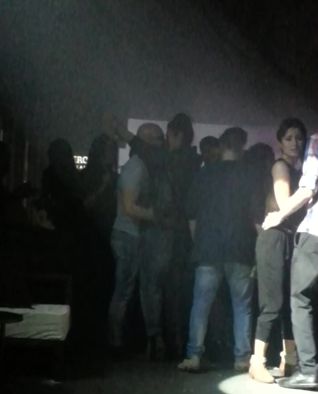 Cei doi se saruta de zor