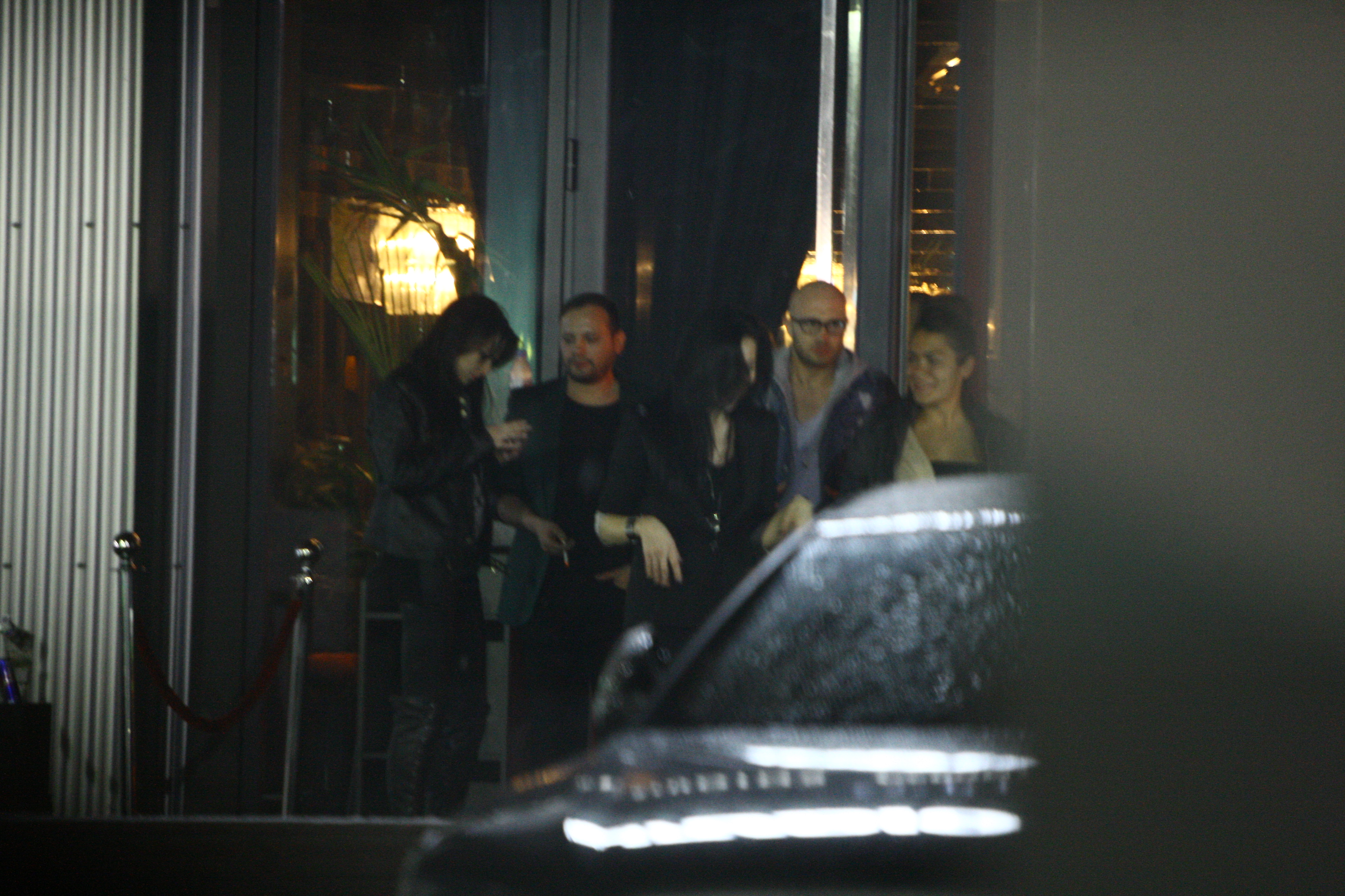 Cei trei ies din club, dezamagiti ca s-a terminat petrecerea