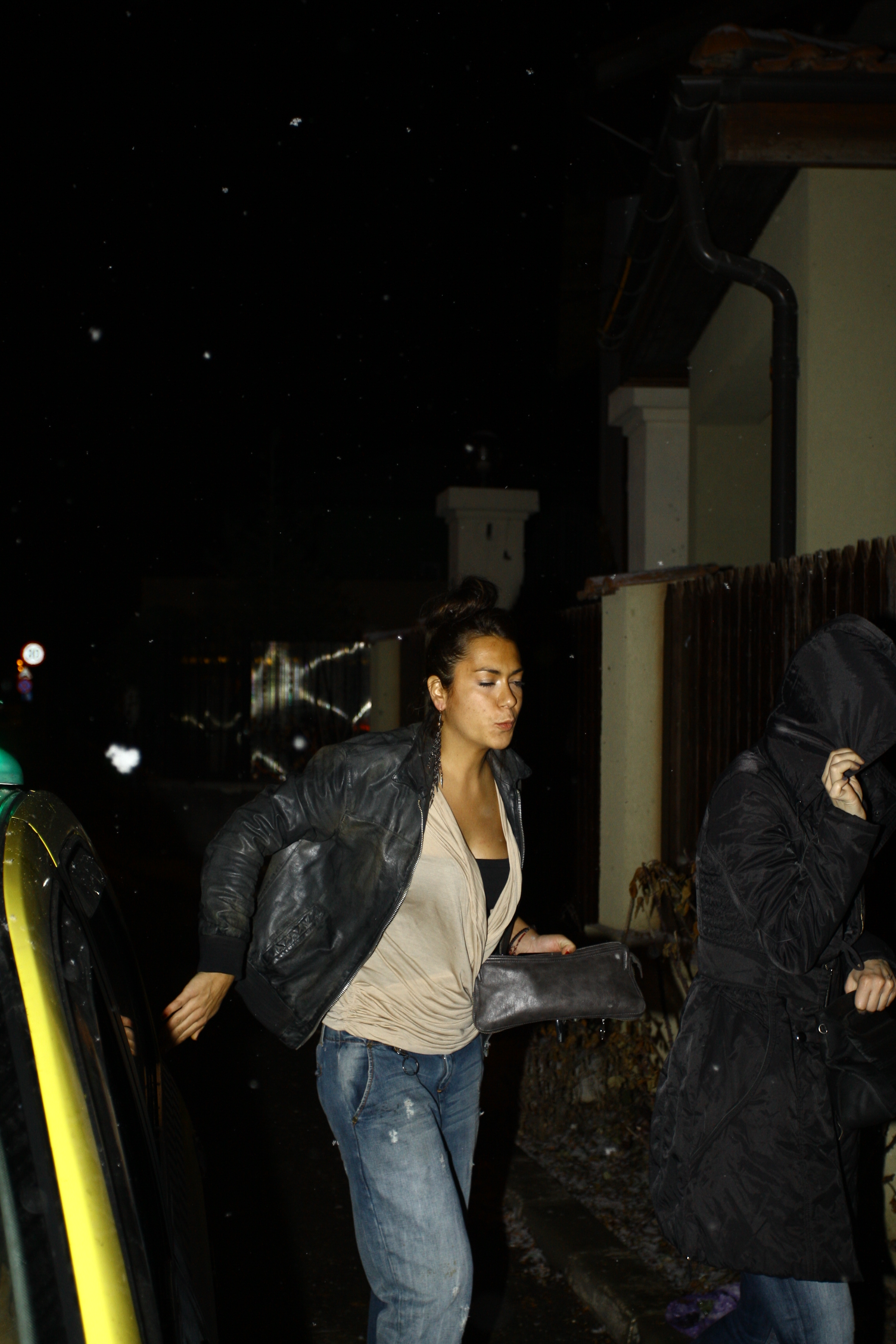 Tanara ajunge singura acasa