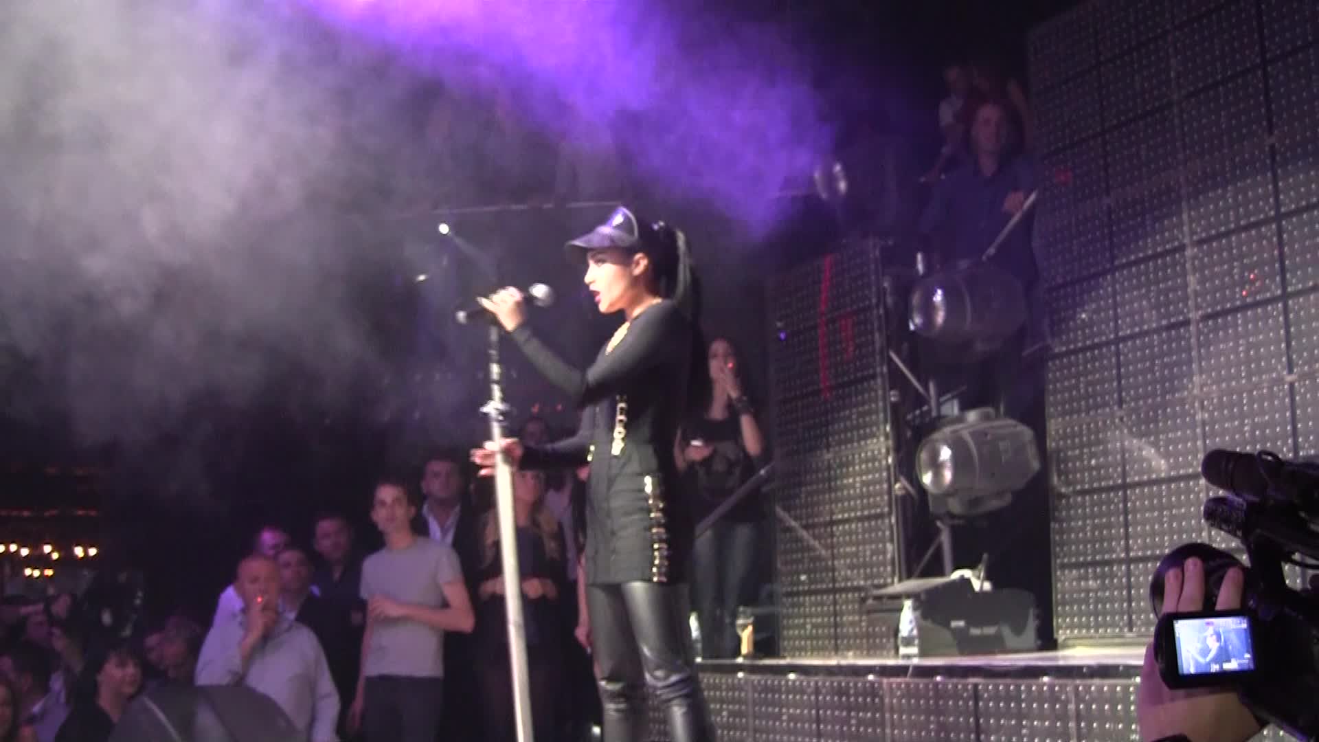 Bruneta a oferit un adevarat spectacol clientilor unui club din Capitala