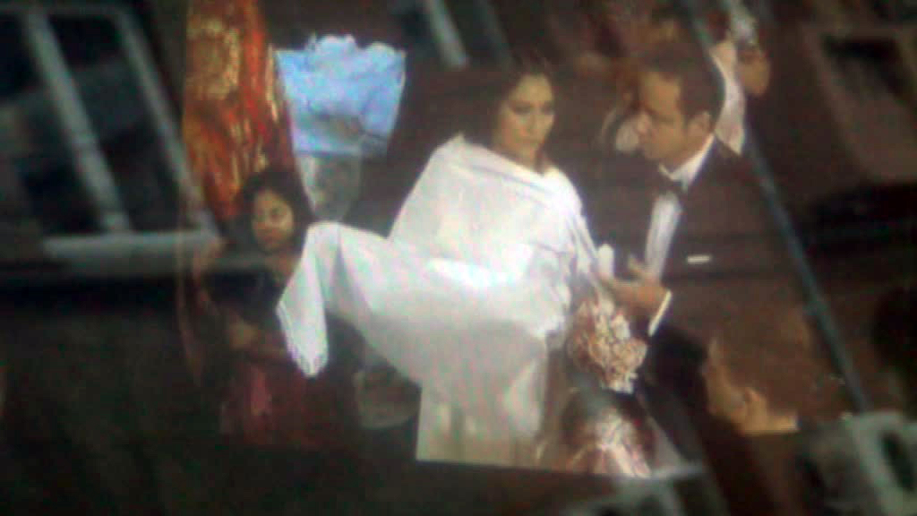 Andra este pregatita sa primeasca fetita de la preot, dupa ceremonia botezului