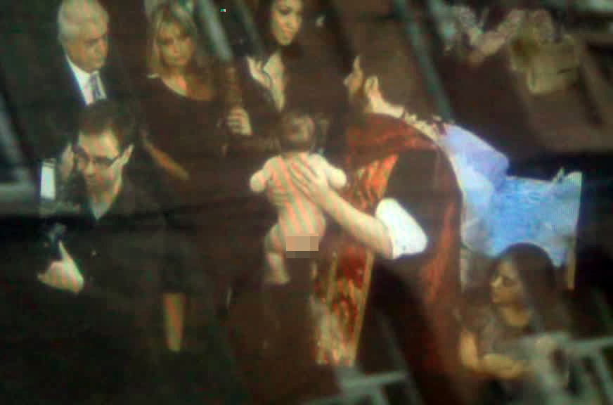 Micuta este pregatita sa fie scufundata in cristelnita