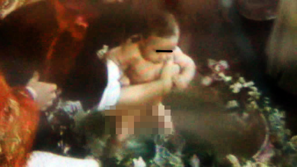 Fetita nu obiecteaza in momentul in care simte apa rece